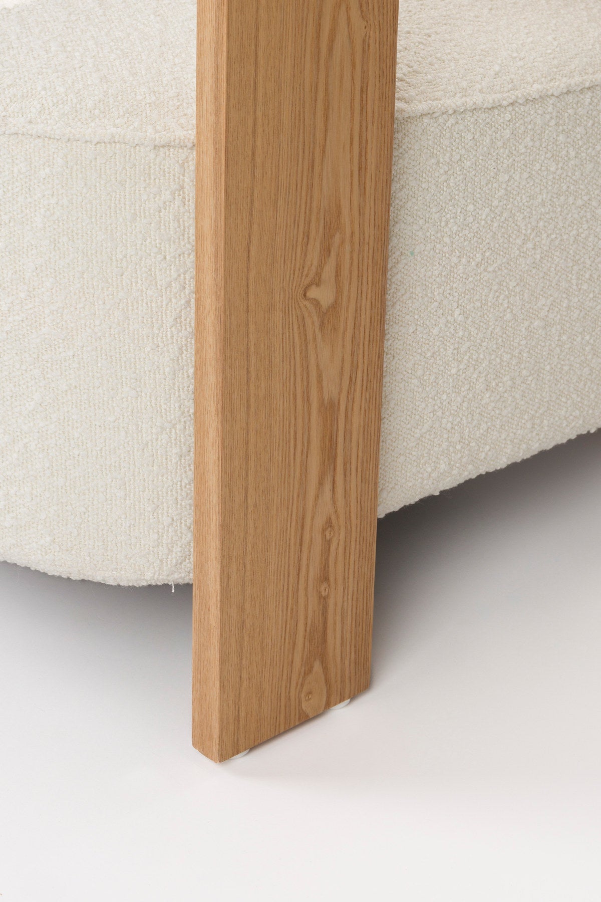 Sessel Oolong mit Bouclé-Bezug und abgerundetem Holzrahmen, Sitz und Rücken in Beige