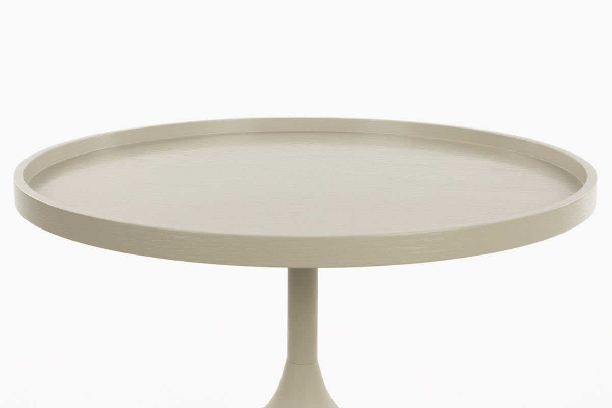 Beistelltisch Jason von Zuiver in Beige, rundes Tischgestell aus pulverbeschichtetem Metall mit Eichenfurnier-Platte, matte Oberfläche.