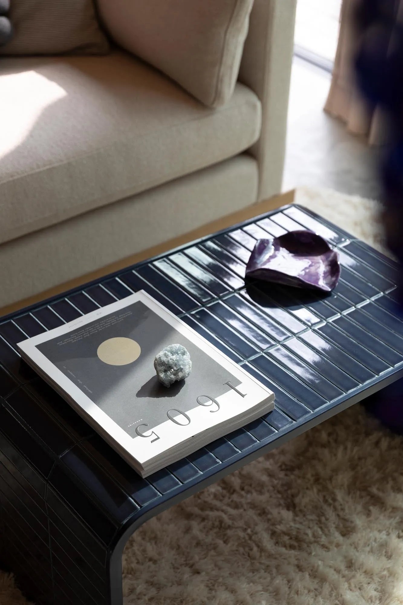 Sofatisch Tiles in Blau präsentiert im Onlineshop von KAQTU Design AG. Beistelltisch ist von Zuiver