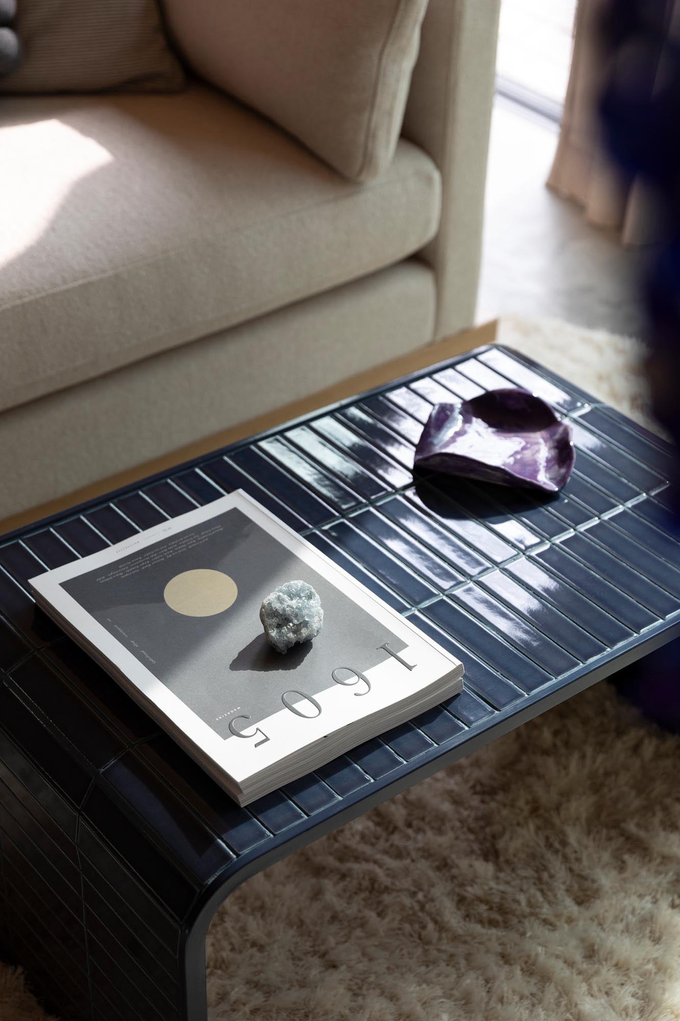 Der Sofatisch Tiles von Zuiver vereint modernes Design mit Funktionalität. Ideal für jede Sitzecke und ein echter Blickfang!