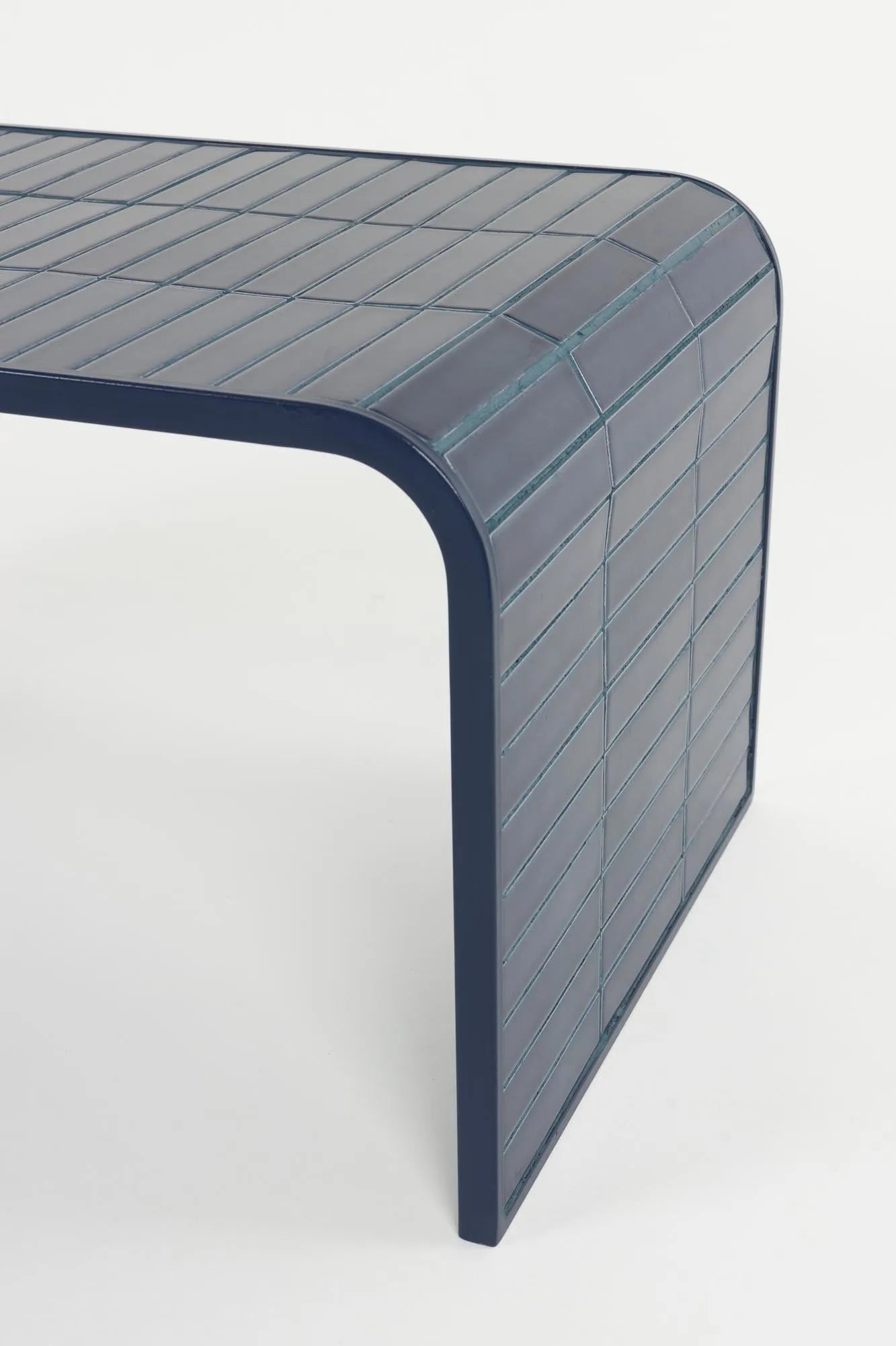 Sofatisch Tiles in Blau präsentiert im Onlineshop von KAQTU Design AG. Beistelltisch ist von Zuiver
