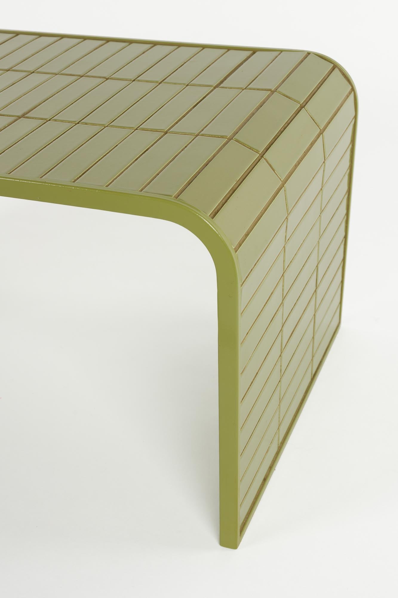 Der Sofatisch Tiles von Zuiver vereint modernes Design mit Funktionalität. Ideal für jede Sitzecke, bringt er Eleganz in Ihr Wohnzimmer.