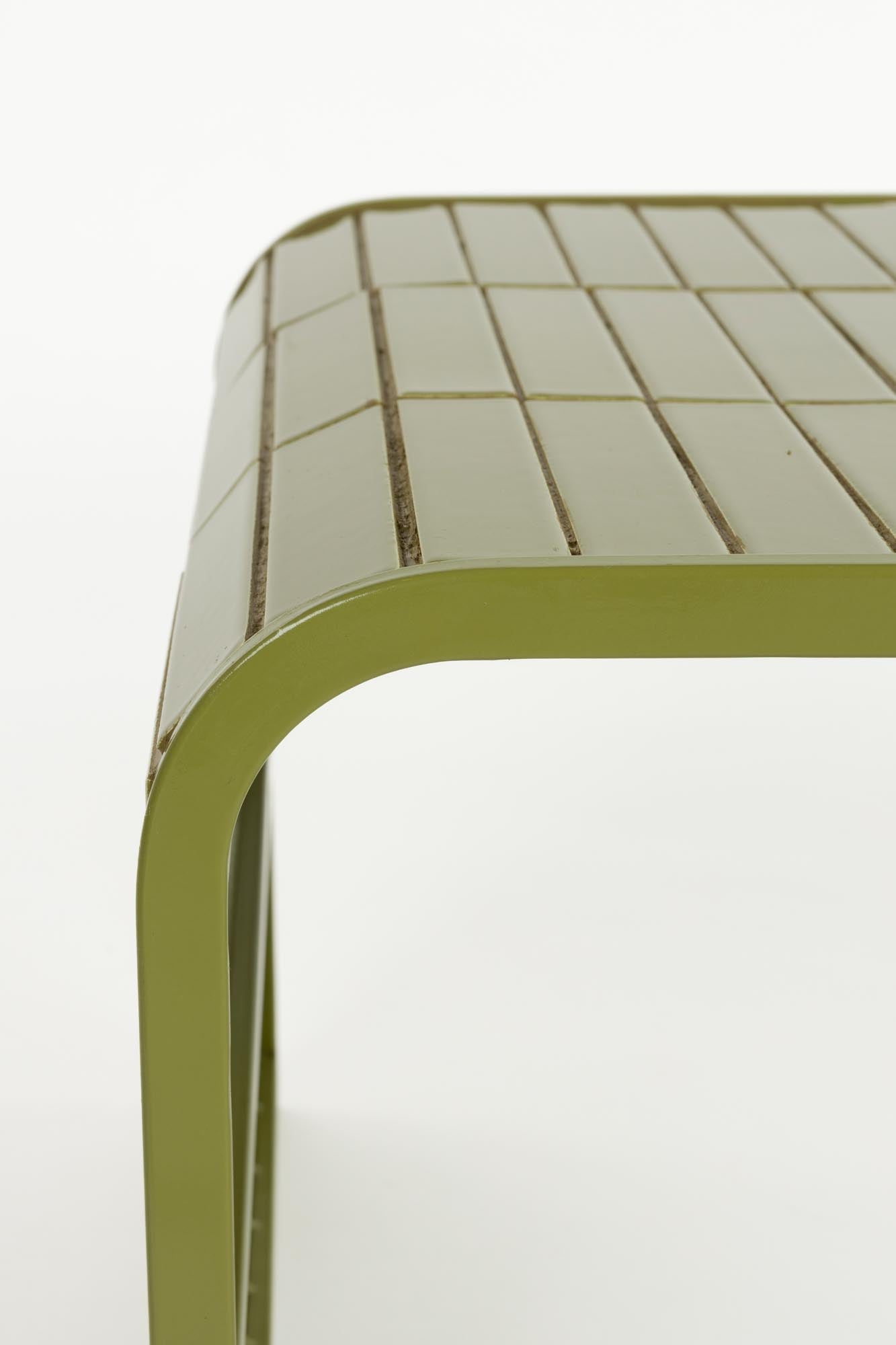 Der Sofatisch Tiles von Zuiver begeistert mit seiner einzigartigen Bogenform und stilvollen Fliesenoberfläche. Perfekt für Ihr Wohnzimmer!