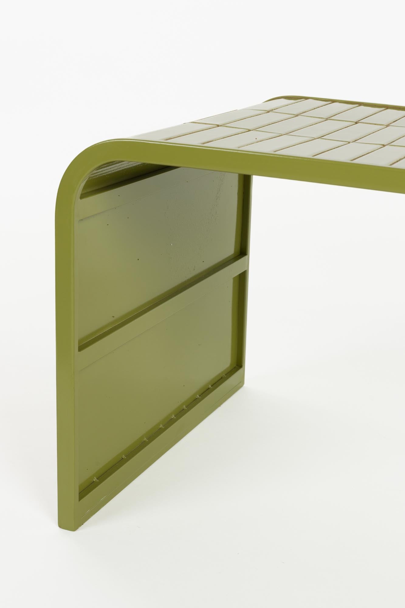 Der Sofatisch Tiles von Zuiver vereint modernes Design mit Funktionalität. Ideal für jede Sitzecke, bringt er Eleganz in Ihr Zuhause.