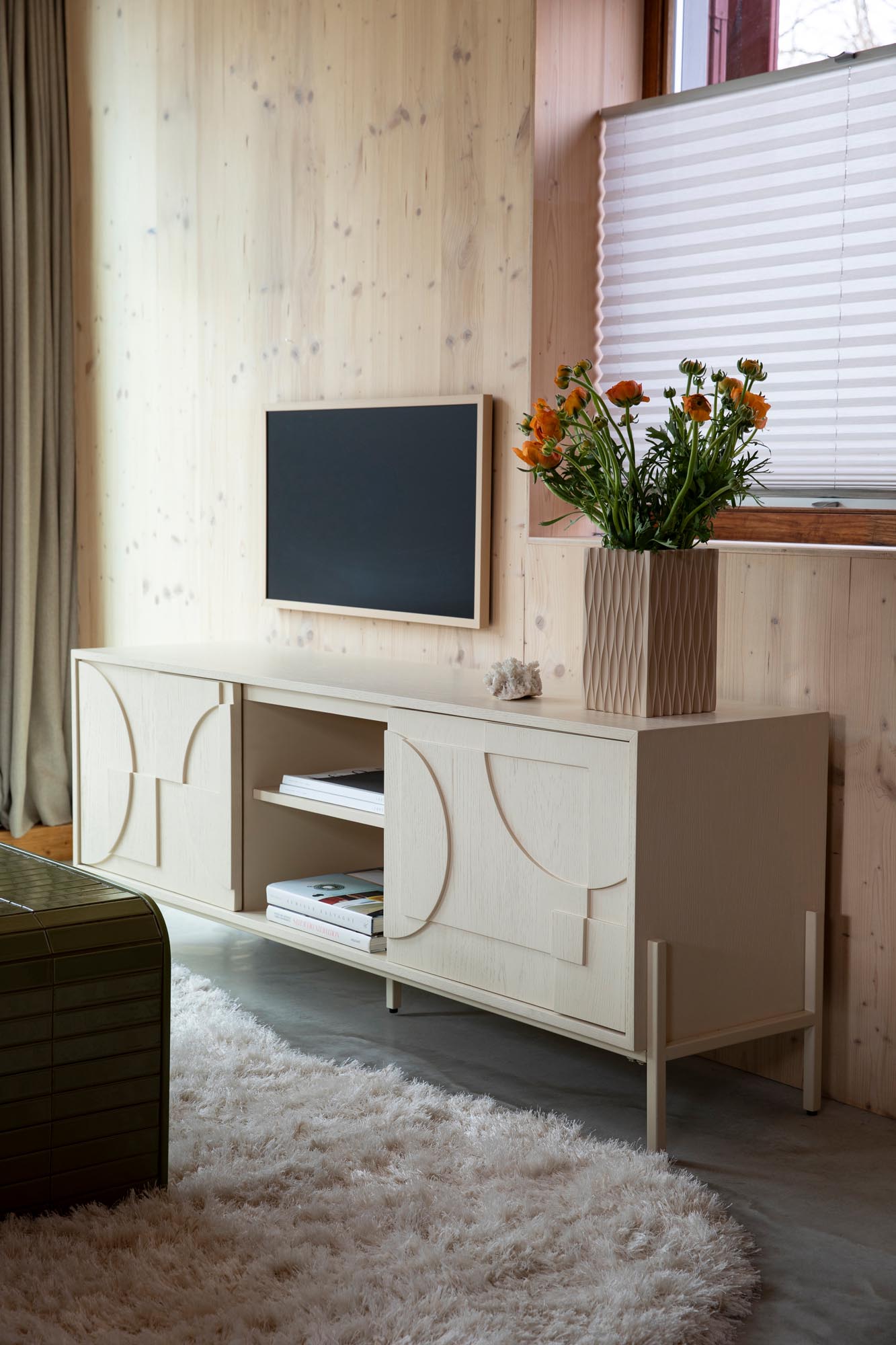 Entdecken Sie das Sideboard Faces von Zuiver – ein elegantes Möbelstück mit einzigartigen Relieftüren, das Funktionalität und modernes Design harmonisch verbindet.