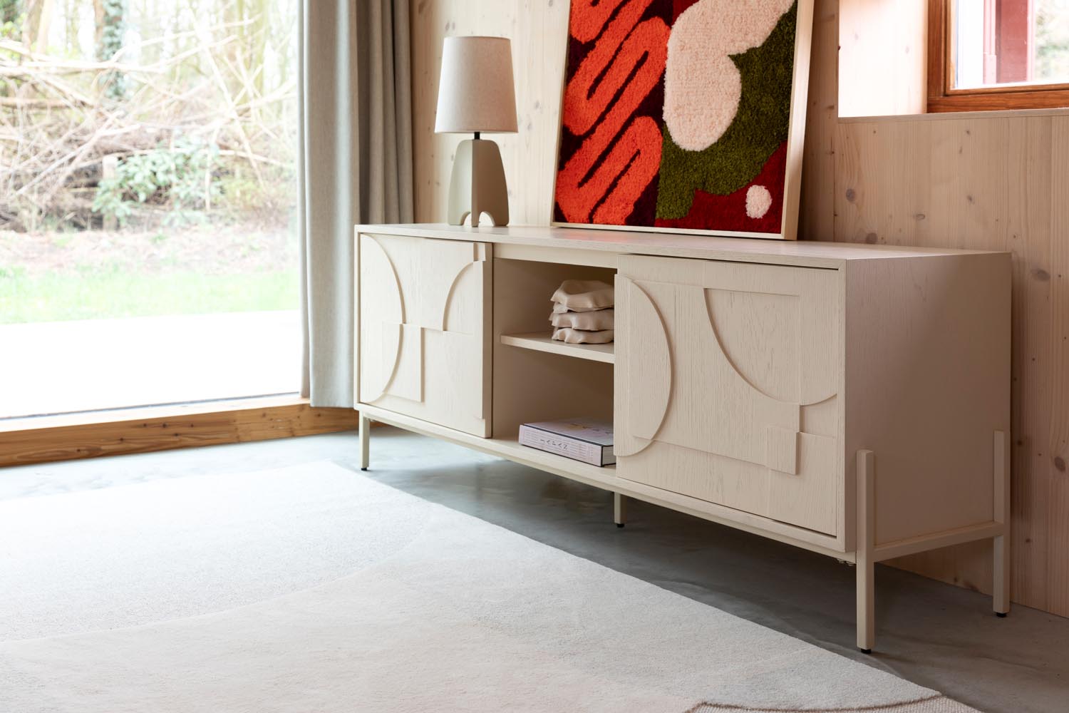 Erleben Sie das Sideboard Faces von Zuiver – ein stilvolles Möbelstück mit faszinierenden Relieftüren aus Eichenholz, das Eleganz und Vielseitigkeit vereint.