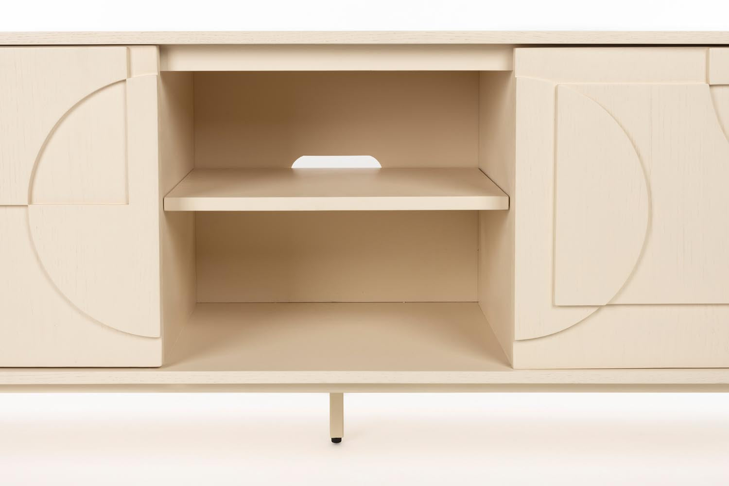 Erleben Sie das Sideboard Faces von Zuiver – ein stilvolles Möbelstück mit faszinierenden Relieftüren aus Eichenholz, das Eleganz und Vielseitigkeit vereint.