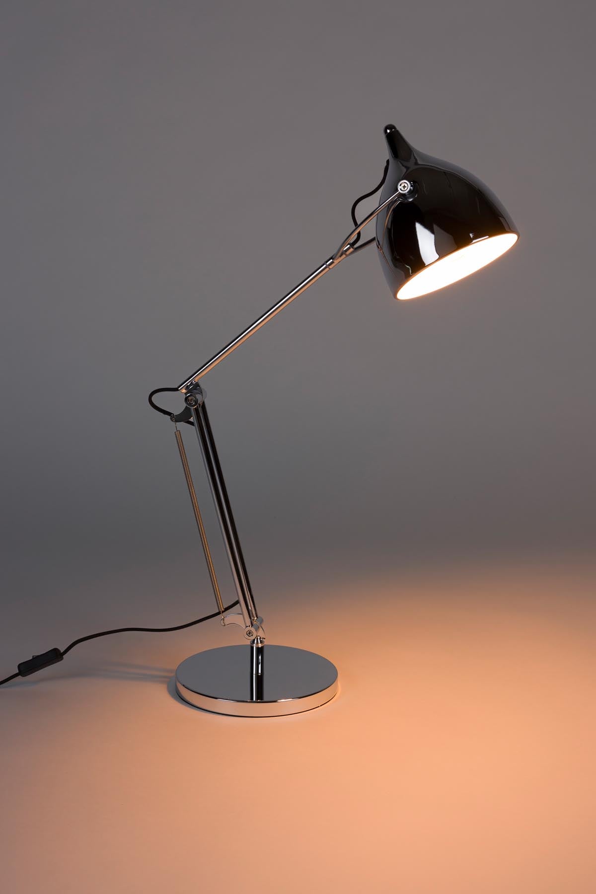 Schreibtischleuchte Reader Chrome in Silber präsentiert im Onlineshop von KAQTU Design AG. Tischleuchte ist von Zuiver