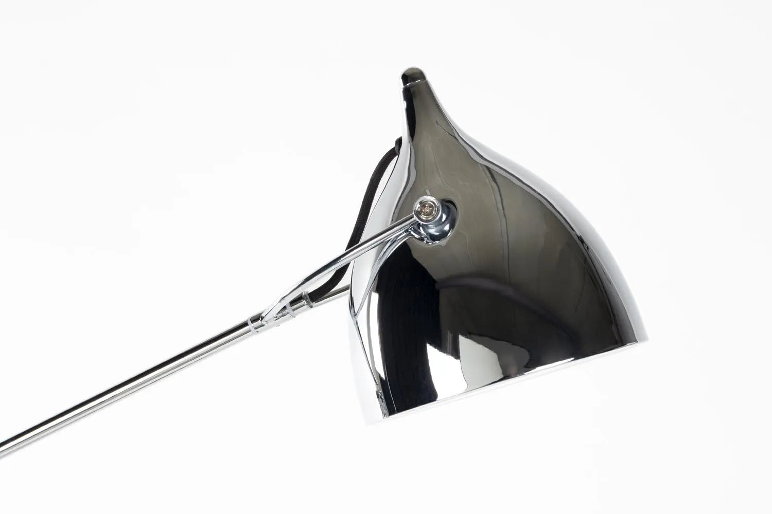 Schreibtischleuchte Reader Chrome in Silber präsentiert im Onlineshop von KAQTU Design AG. Tischleuchte ist von Zuiver
