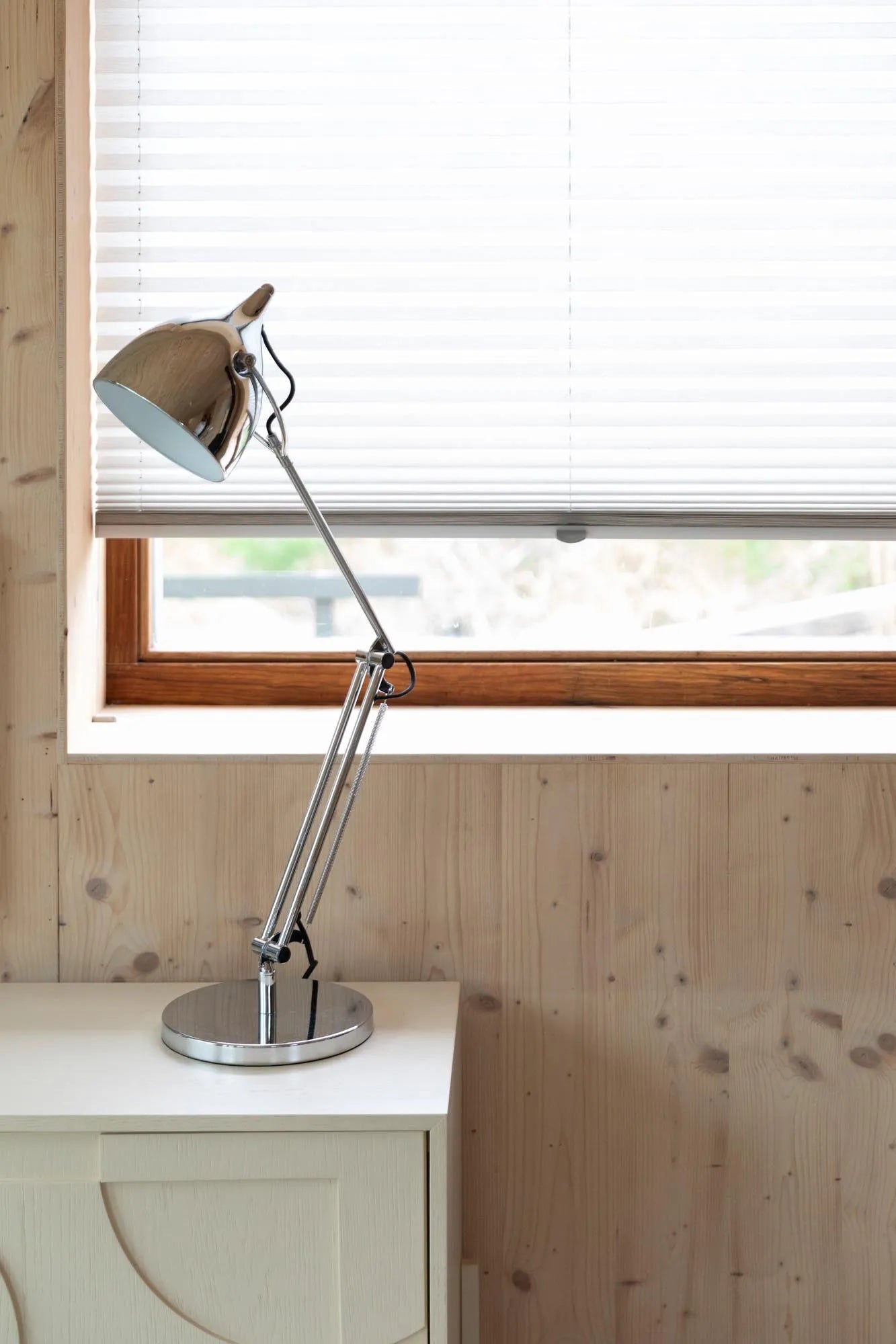 Schreibtischleuchte Reader Chrome in Silber präsentiert im Onlineshop von KAQTU Design AG. Tischleuchte ist von Zuiver