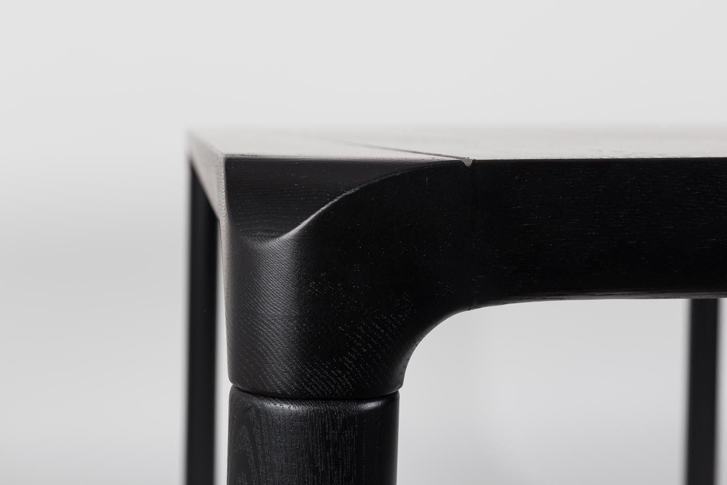 Der Tisch Storm von Zuiver in edlem Schwarz vereint modernes Design und Funktionalität – perfekt für Ihr Zuhause. Jetzt bei KAQTU Design AG erhältlich!