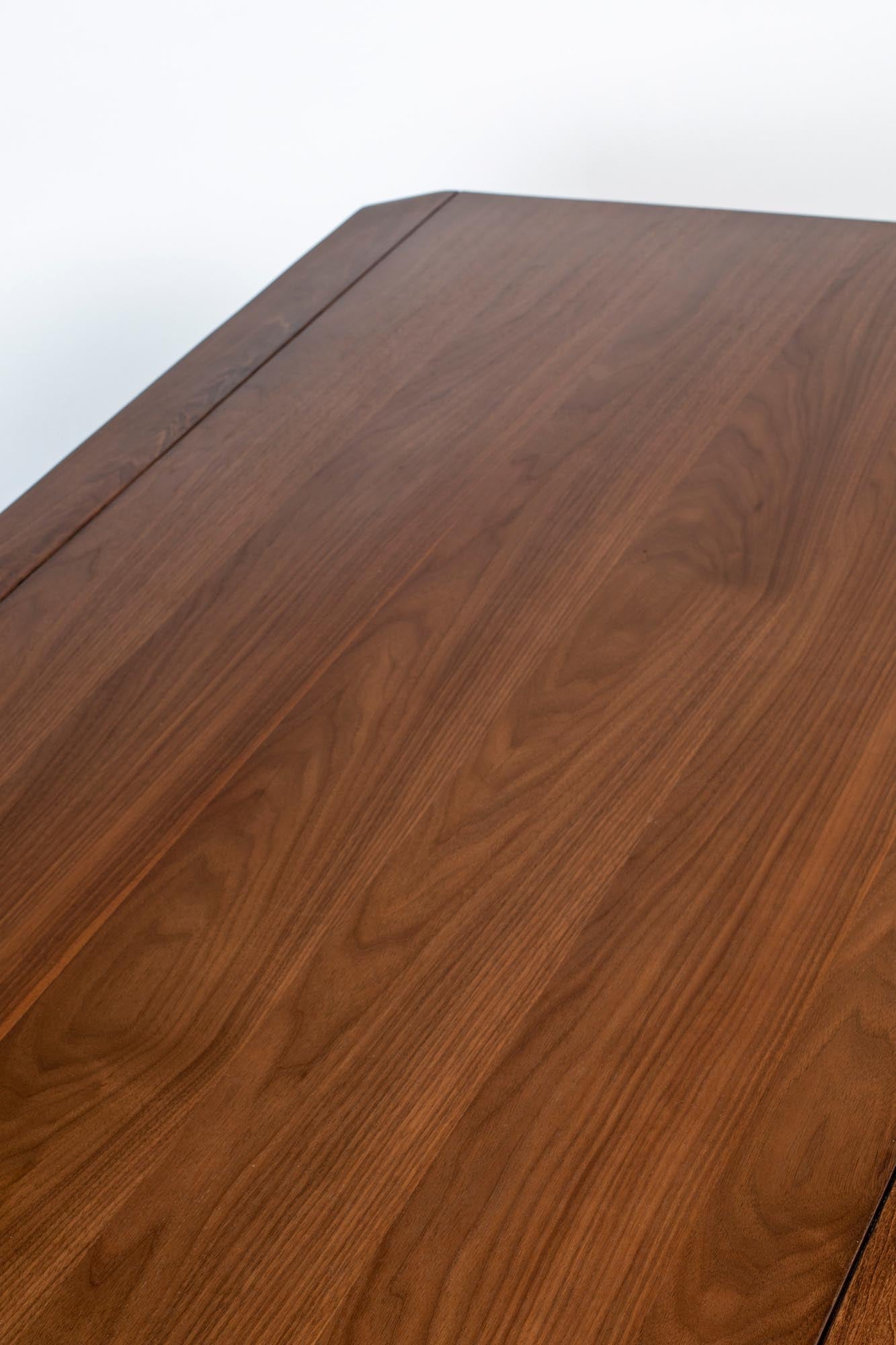 Entdecken Sie den eleganten Tisch Storm von Zuiver in Walnuss. Perfekt für stilvolle Wohnräume, jetzt bei KAQTU Design AG erhältlich.