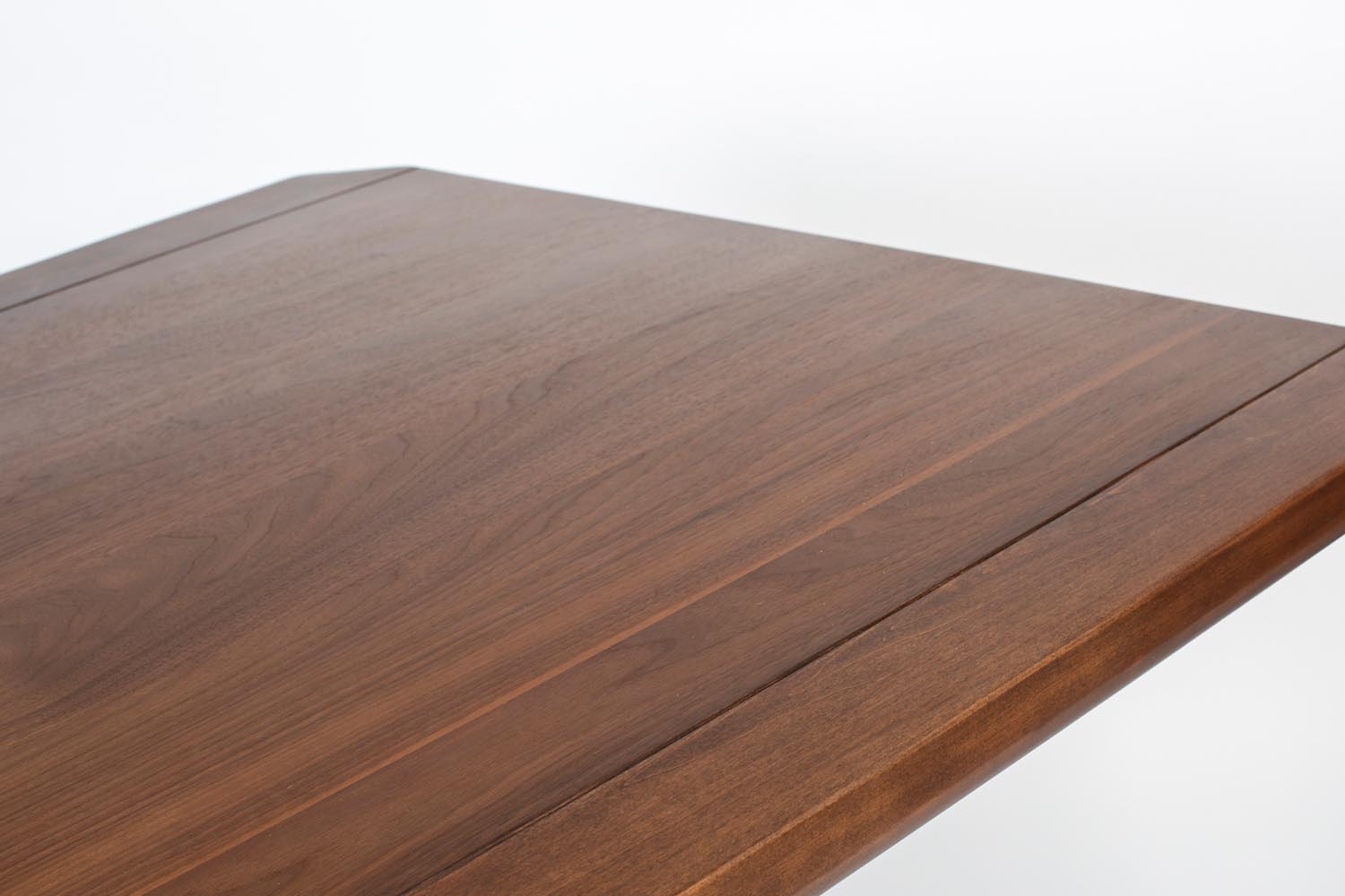 Tisch Storm in Walnuss präsentiert im Onlineshop von KAQTU Design AG. Tischleuchte ist von Zuiver