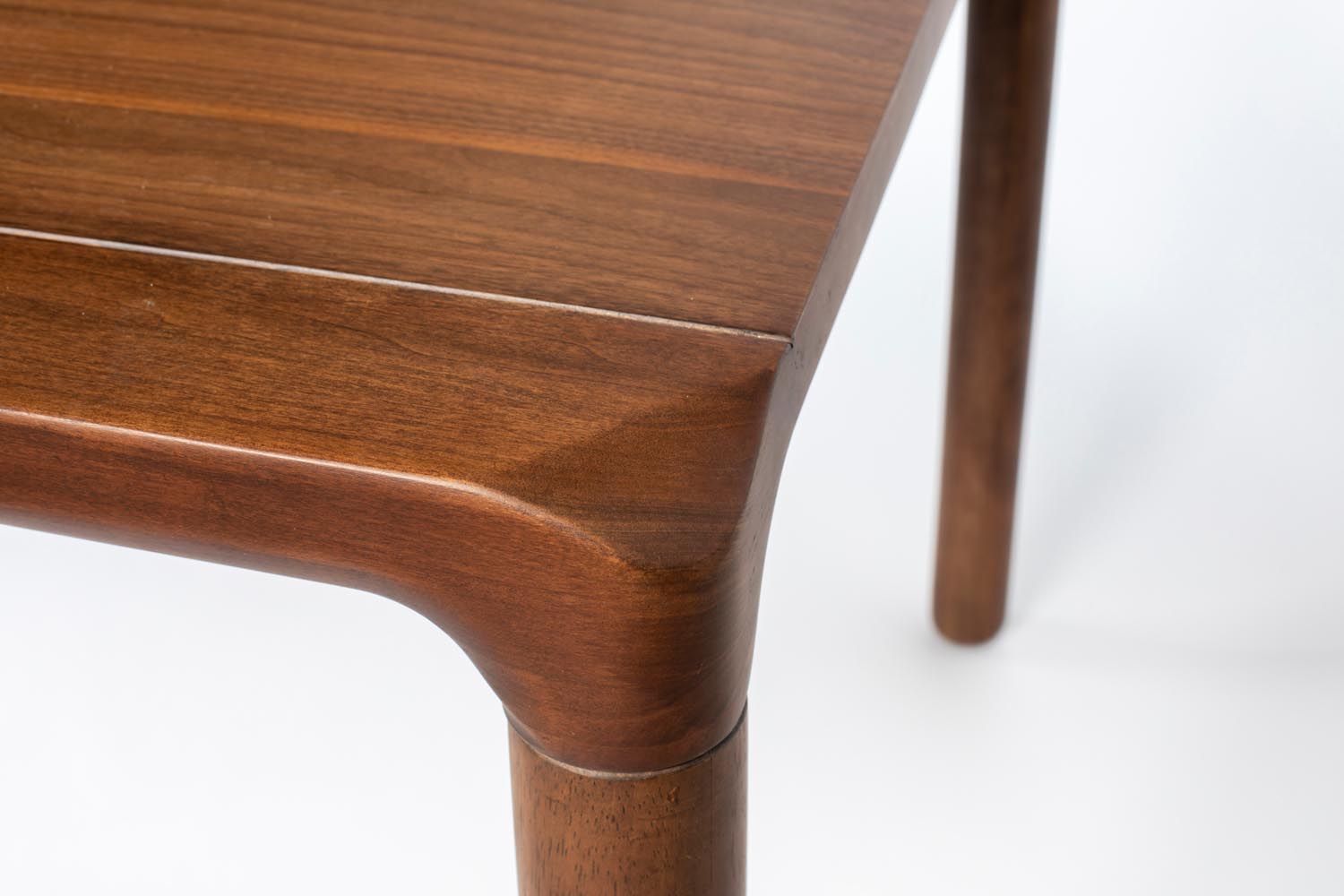 Entdecken Sie den eleganten Tisch Storm von Zuiver in Walnuss. Perfekt für stilvolle Wohnräume, jetzt bei KAQTU Design AG erhältlich.
