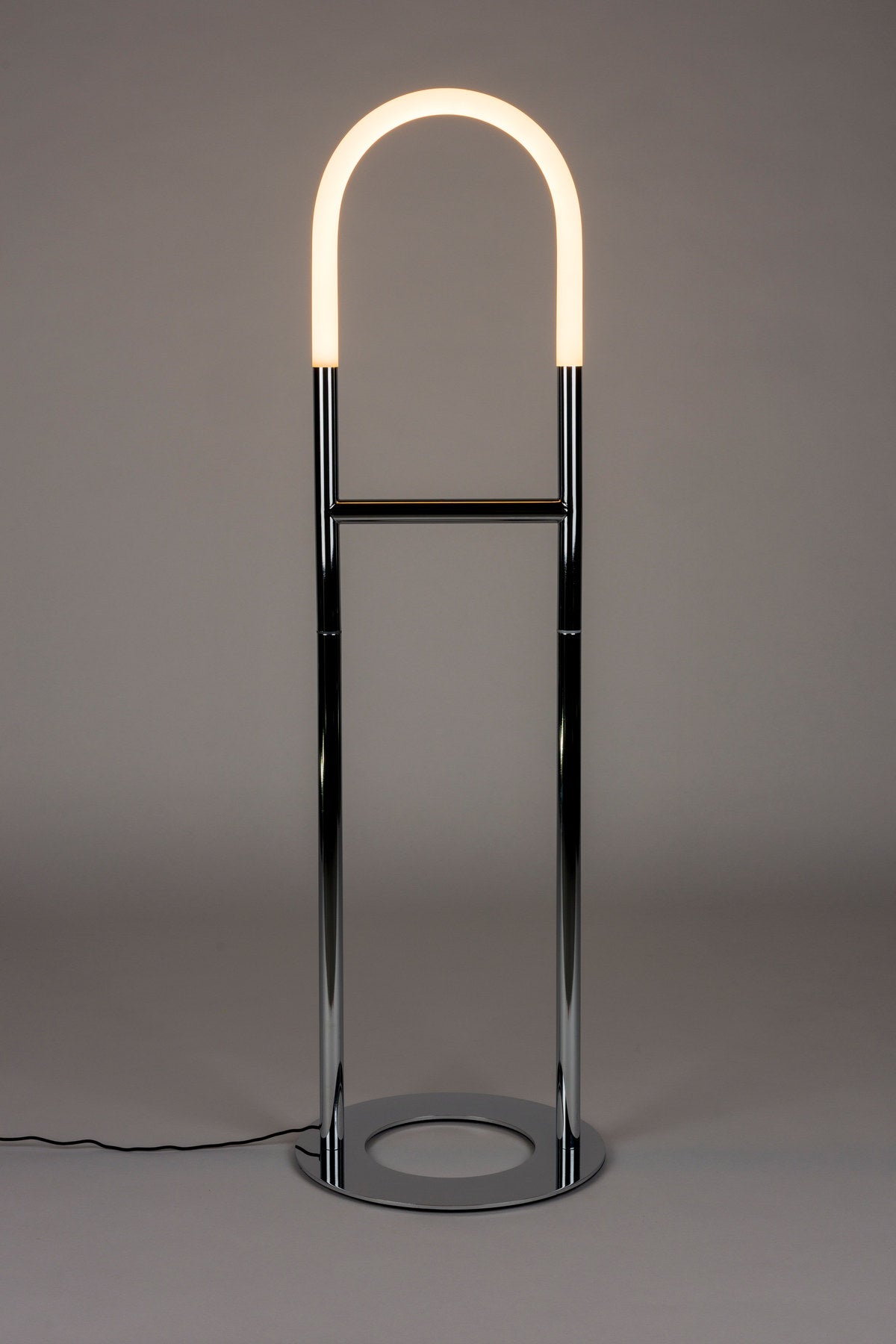 Silberfarbene Stehleuchte Arch mit Acrylbogen auf einem Metallfuss