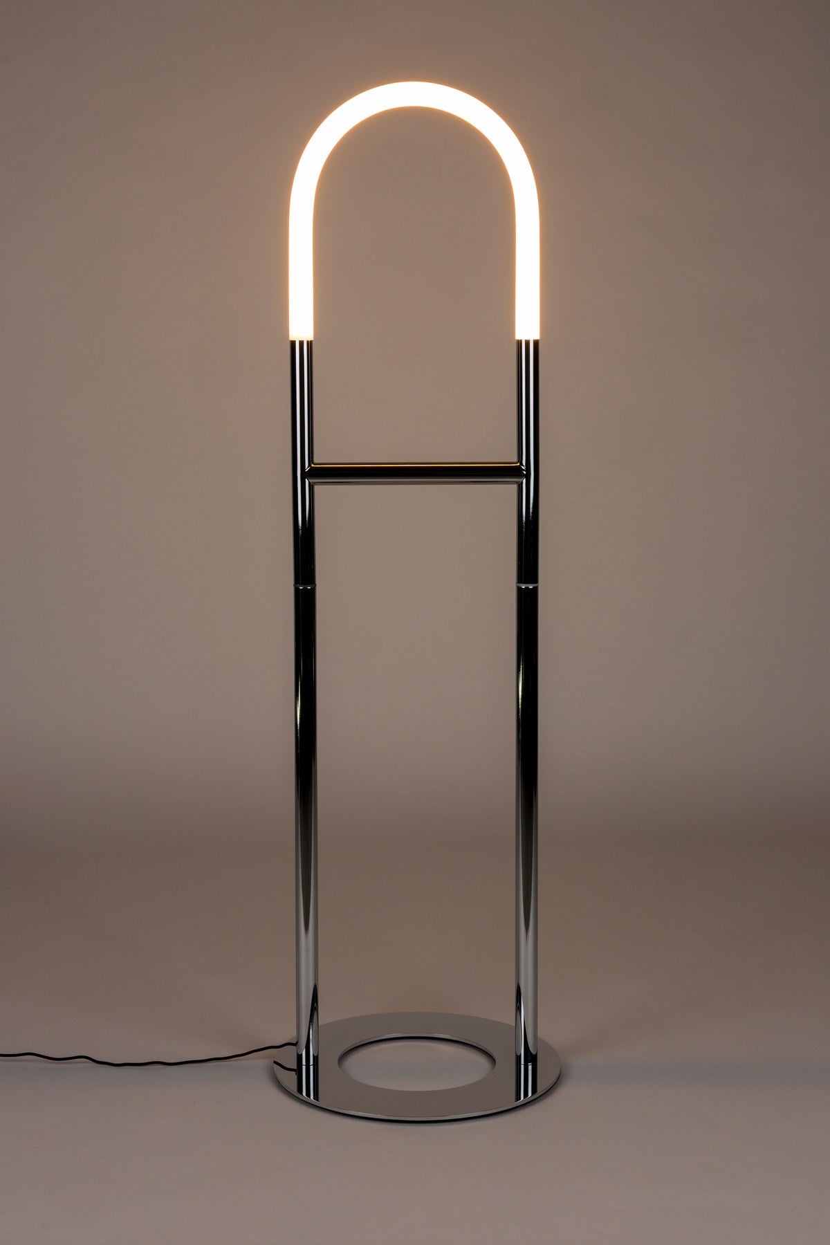 Silberfarbene Stehleuchte Arch mit Acrylbogen auf einem Metallfuss