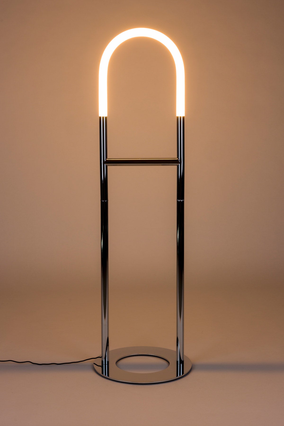 Silberfarbene Stehleuchte Arch mit Acrylbogen auf einem Metallfuss