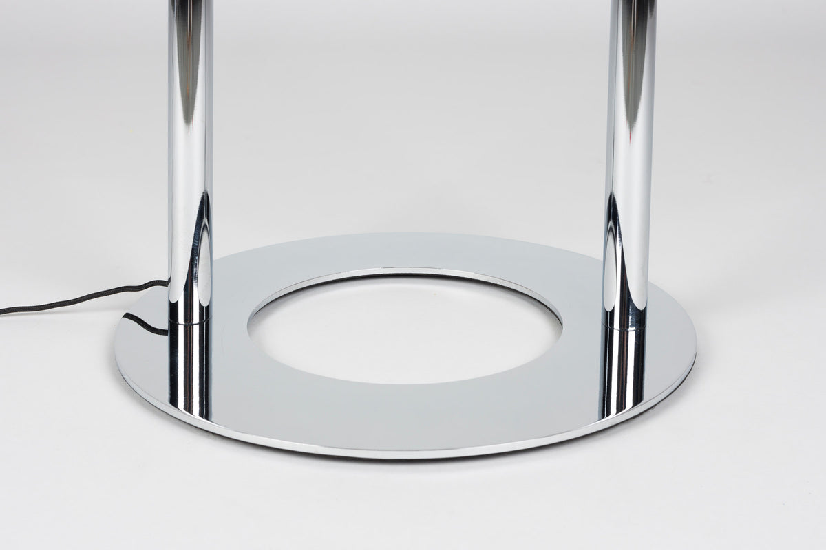 Silberfarbene Stehleuchte Arch mit Acrylbogen auf einem Metallfuss