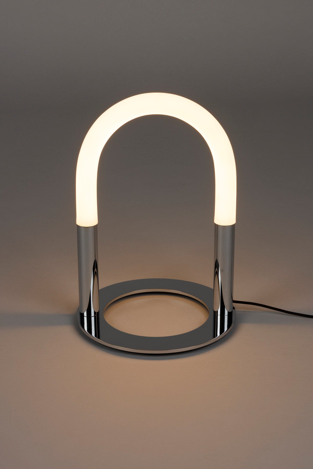 Silberfarbene Stehleuchte Arch mit Acrylbogen auf einem Metallfuss