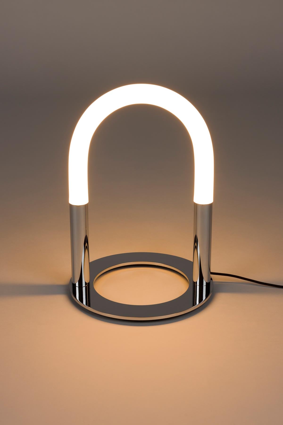 Stehleuchte Arch in Silber präsentiert im Onlineshop von KAQTU Design AG. Stehleuchte ist von Zuiver