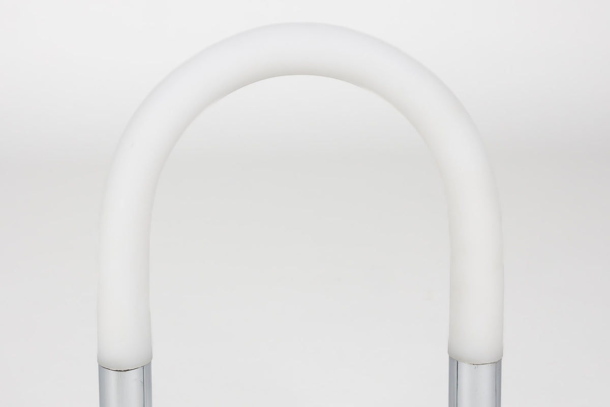 Silberfarbene Stehleuchte Arch mit Acrylbogen auf einem Metallfuss