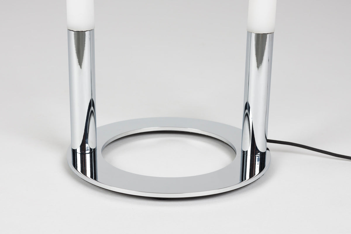 Silberfarbene Stehleuchte Arch mit Acrylbogen auf einem Metallfuss