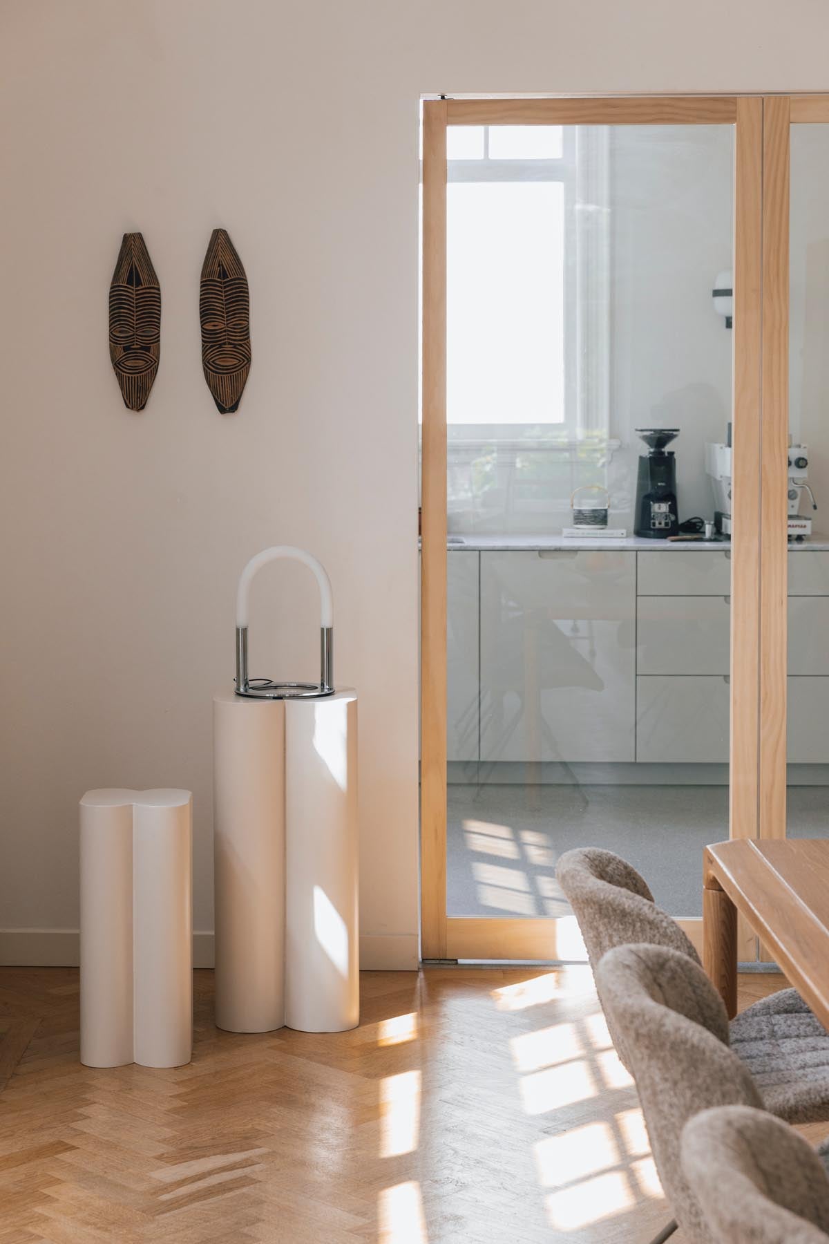 Stehleuchte Arch in Silber präsentiert im Onlineshop von KAQTU Design AG. Stehleuchte ist von Zuiver