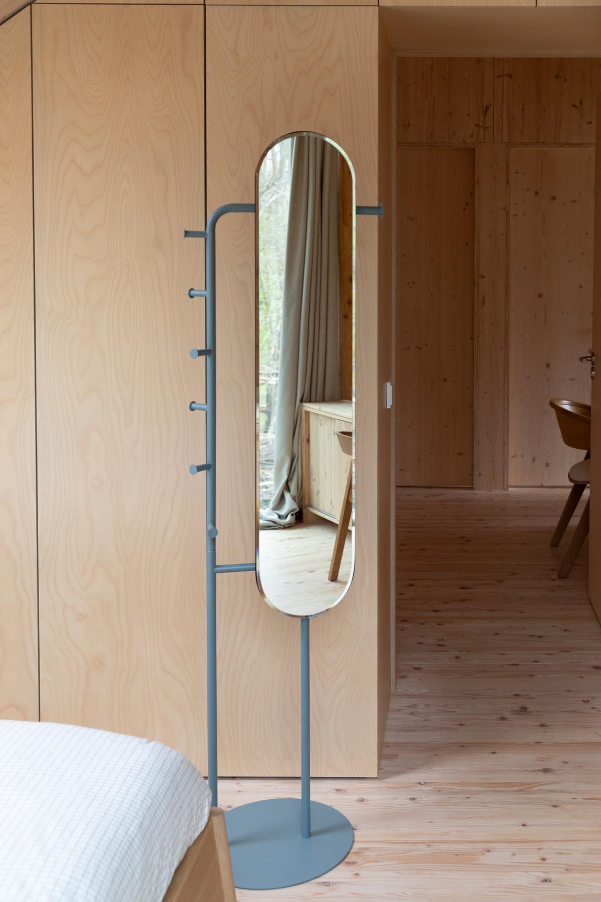 Standspiegel Vero Blue in Blau präsentiert im Onlineshop von KAQTU Design AG. Tischspiegel ist von Zuiver