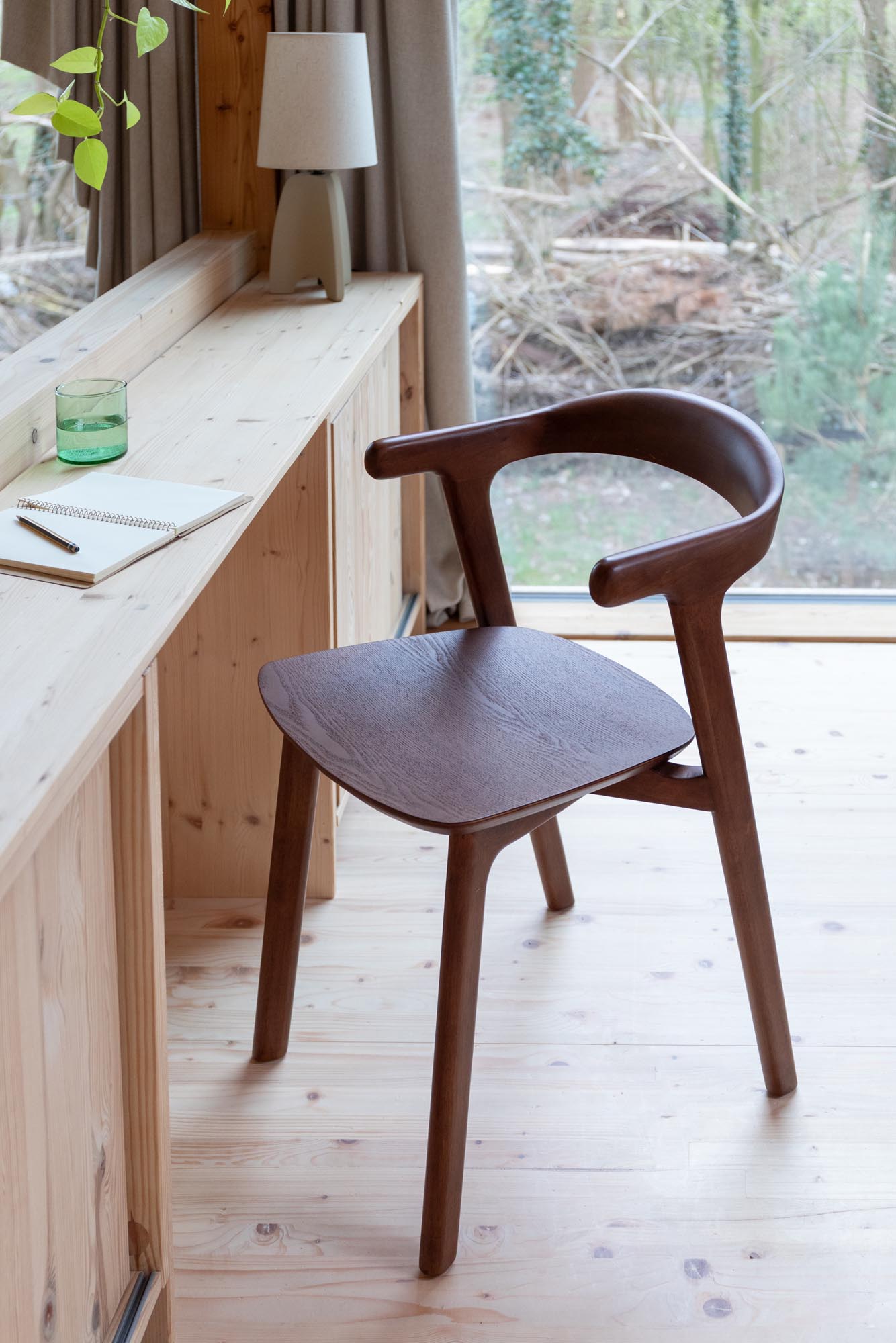 Erleben Sie den Northwood Stuhl von Zuiver – eine harmonische Verbindung aus elegantem Design und optimalem Sitzkomfort für Ihr Zuhause oder Büro.