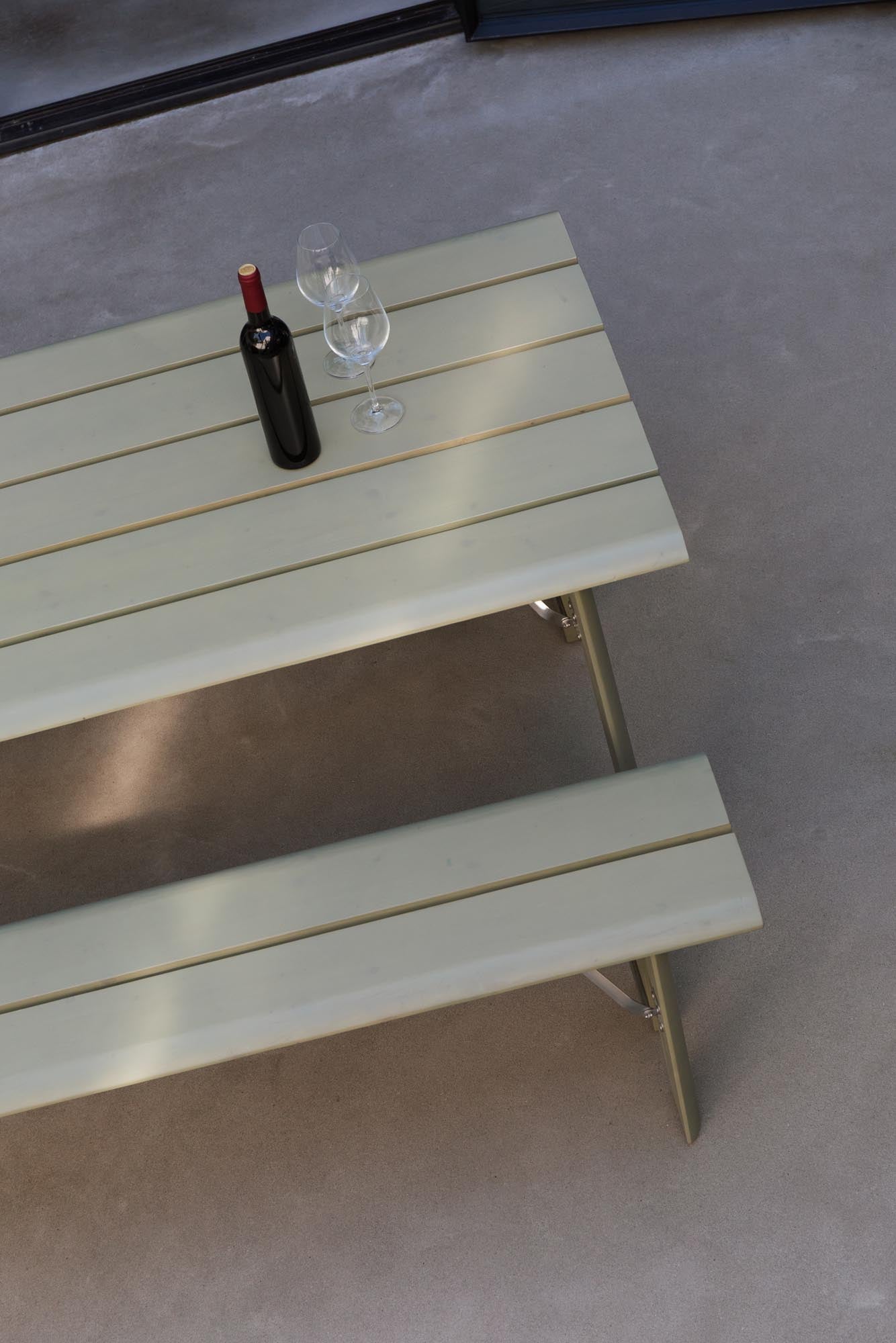 Erleben Sie das elegante Gartentischset Avenue von Zuiver – klappbar, mit integriertem Flaschenöffner und ideal für entspannte Momente im Freien.