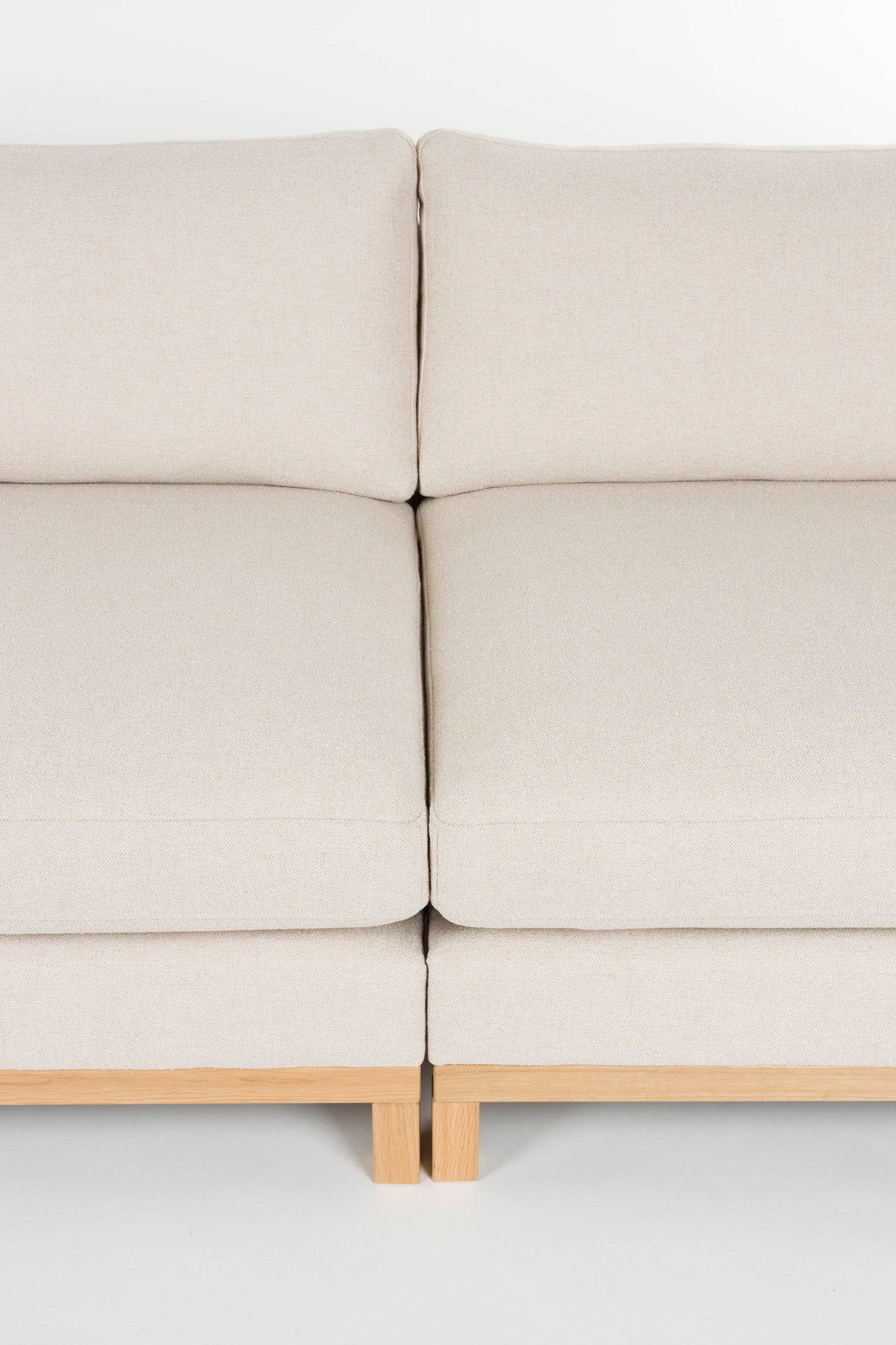 Sofa Blossom 3-Sitzer in Creme präsentiert im Onlineshop von KAQTU Design AG. 3er Sofa ist von Zuiver