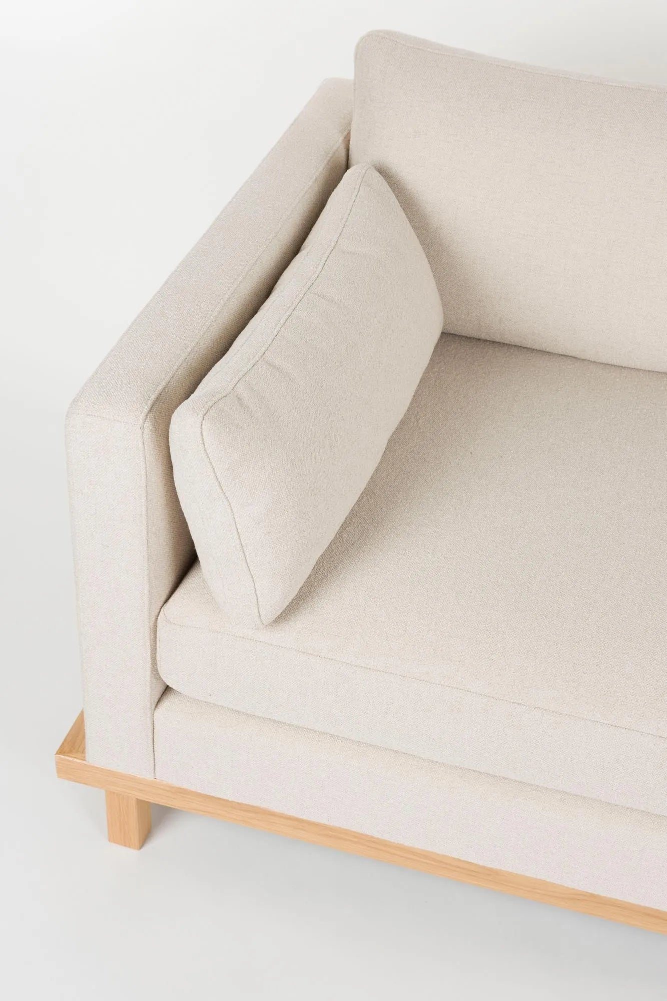 Sofa Blossom 3-Seater in Sand präsentiert im Onlineshop von KAQTU Design AG. 3er Sofa ist von Zuiver