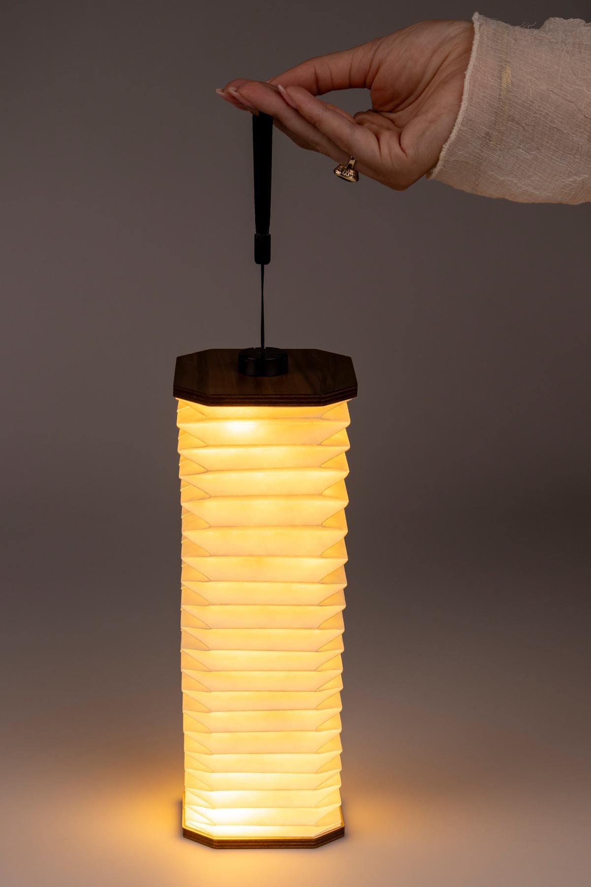 Tischlampe Cake in Braun präsentiert im Onlineshop von KAQTU Design AG. Tischleuchte ist von Zuiver