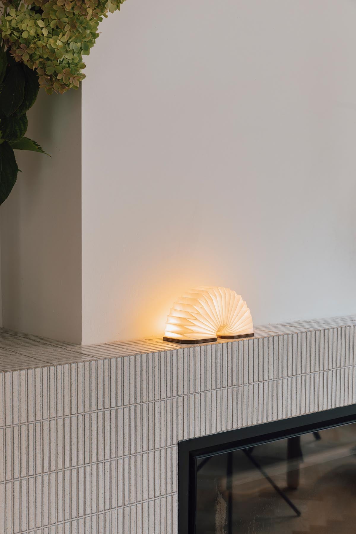 Tischlampe Cake in Braun präsentiert im Onlineshop von KAQTU Design AG. Tischleuchte ist von Zuiver