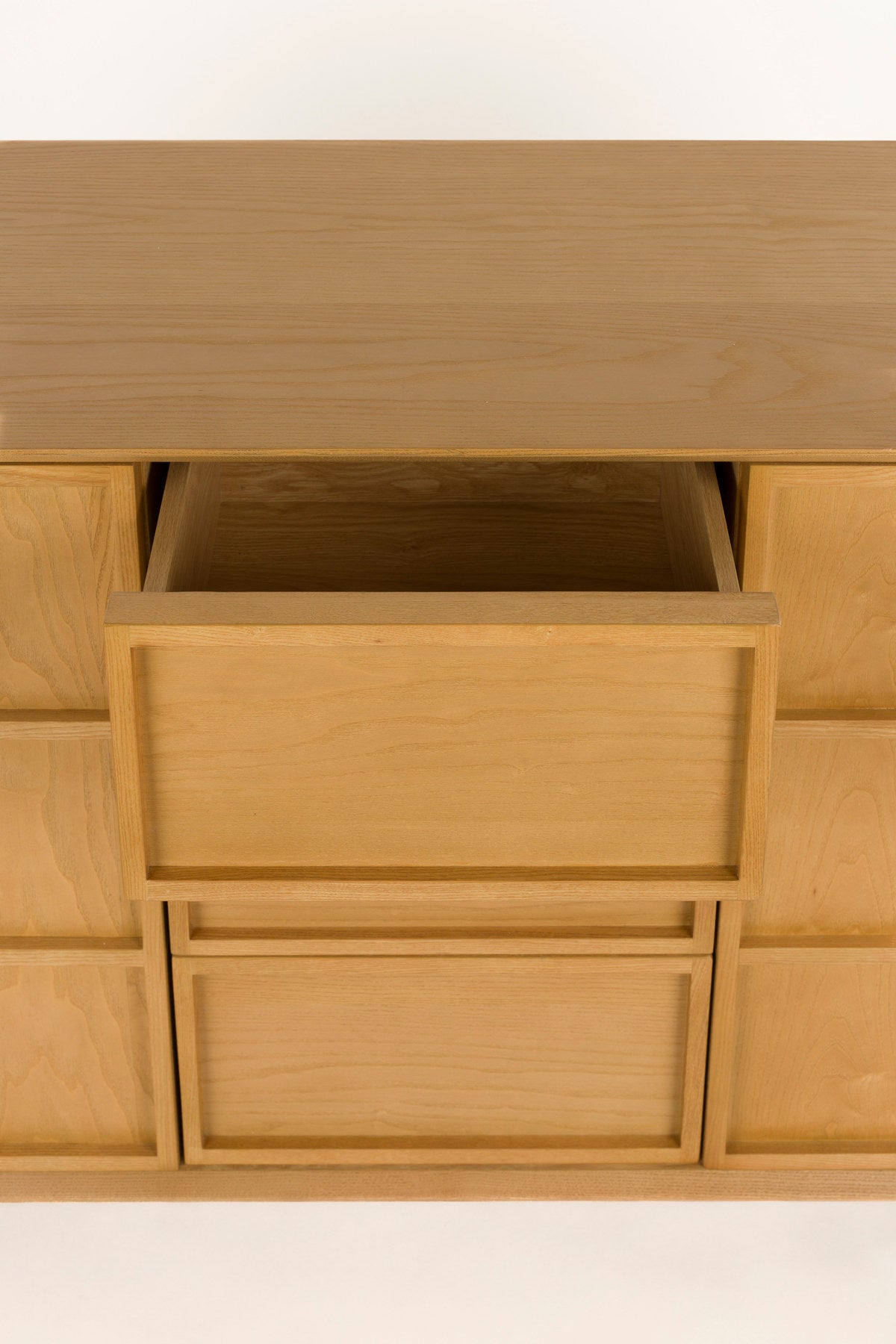 Sideboard Raster High in Natur aus Eschenholz, Schubladenfront mit Rautenmuster, gerade Füsse