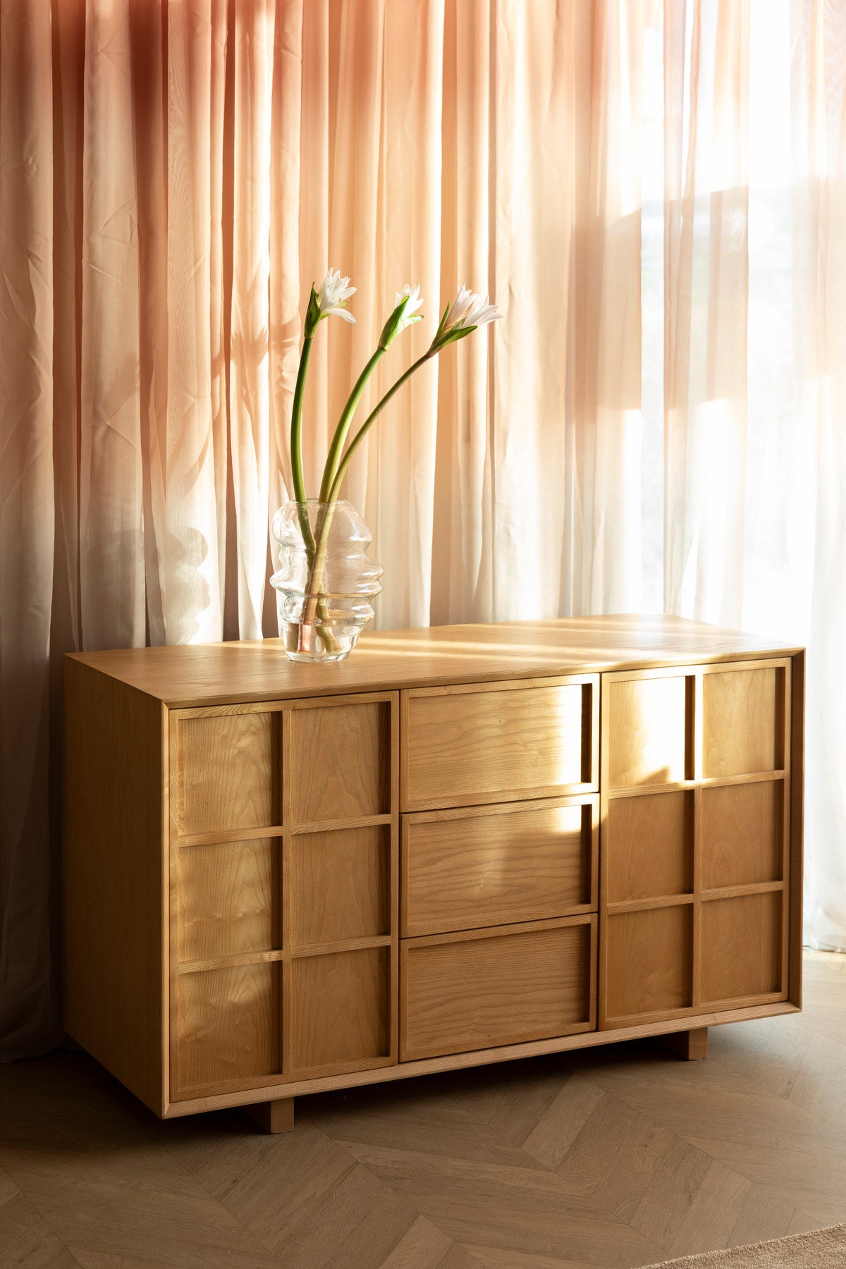 Sideboard Raster High in Natur aus Eschenholz, Schubladenfront mit Rautenmuster, gerade Füsse