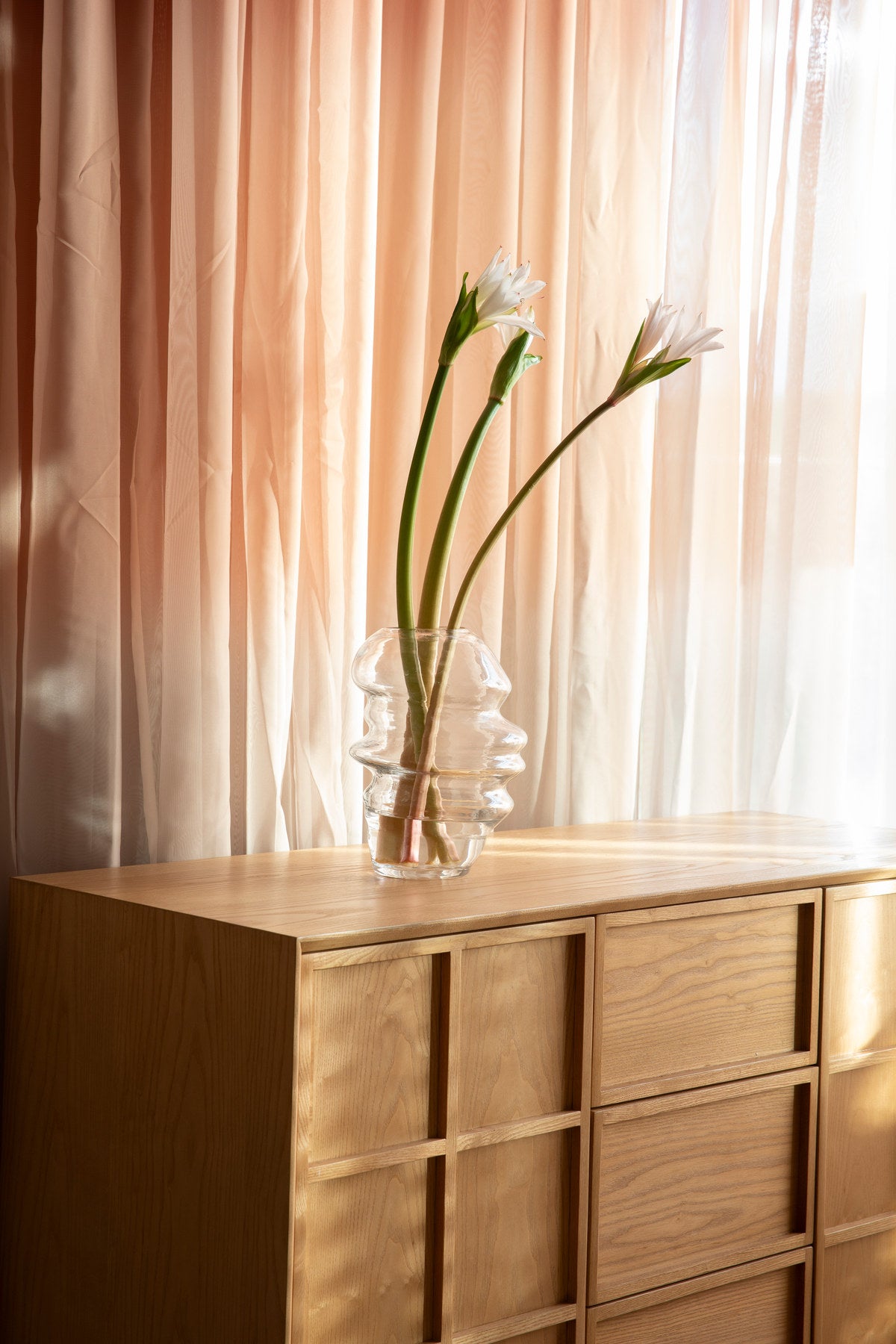Sideboard Raster High in Natur aus Eschenholz, Schubladenfront mit Rautenmuster, gerade Füsse
