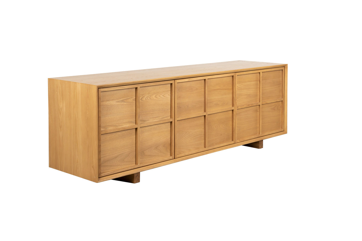 Sideboard Raster Low in Natur aus Eschenholz mit rautenförmigem Lattenmuster auf geraden Füssen