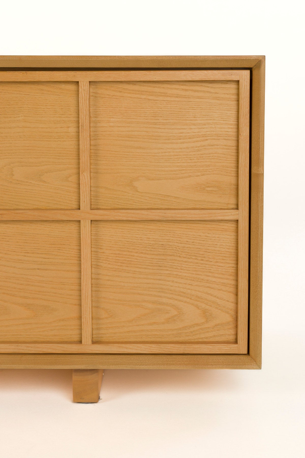 Sideboard Raster Low in Natur aus Eschenholz mit rautenförmigem Lattenmuster auf geraden Füssen