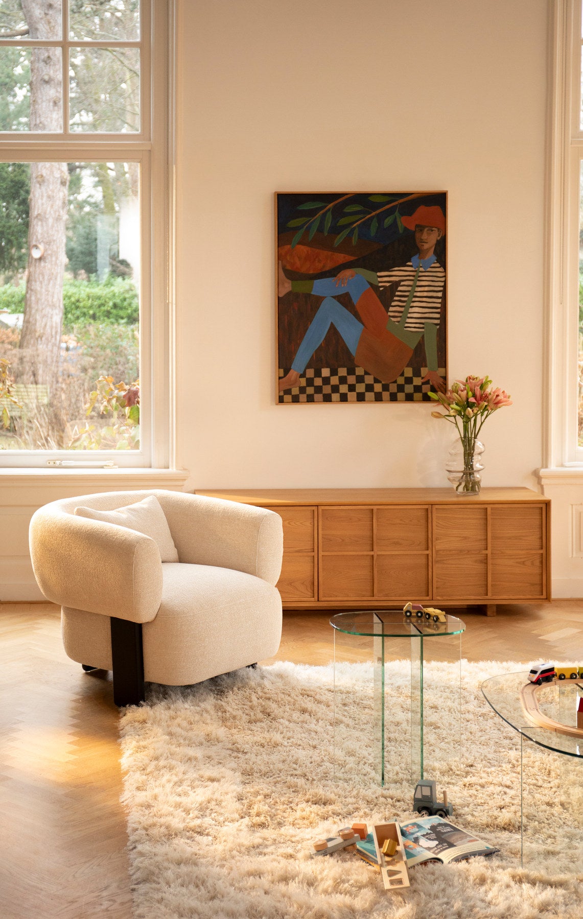 Sideboard Raster Low in Natur aus Eschenholz mit rautenförmigem Lattenmuster auf geraden Füssen