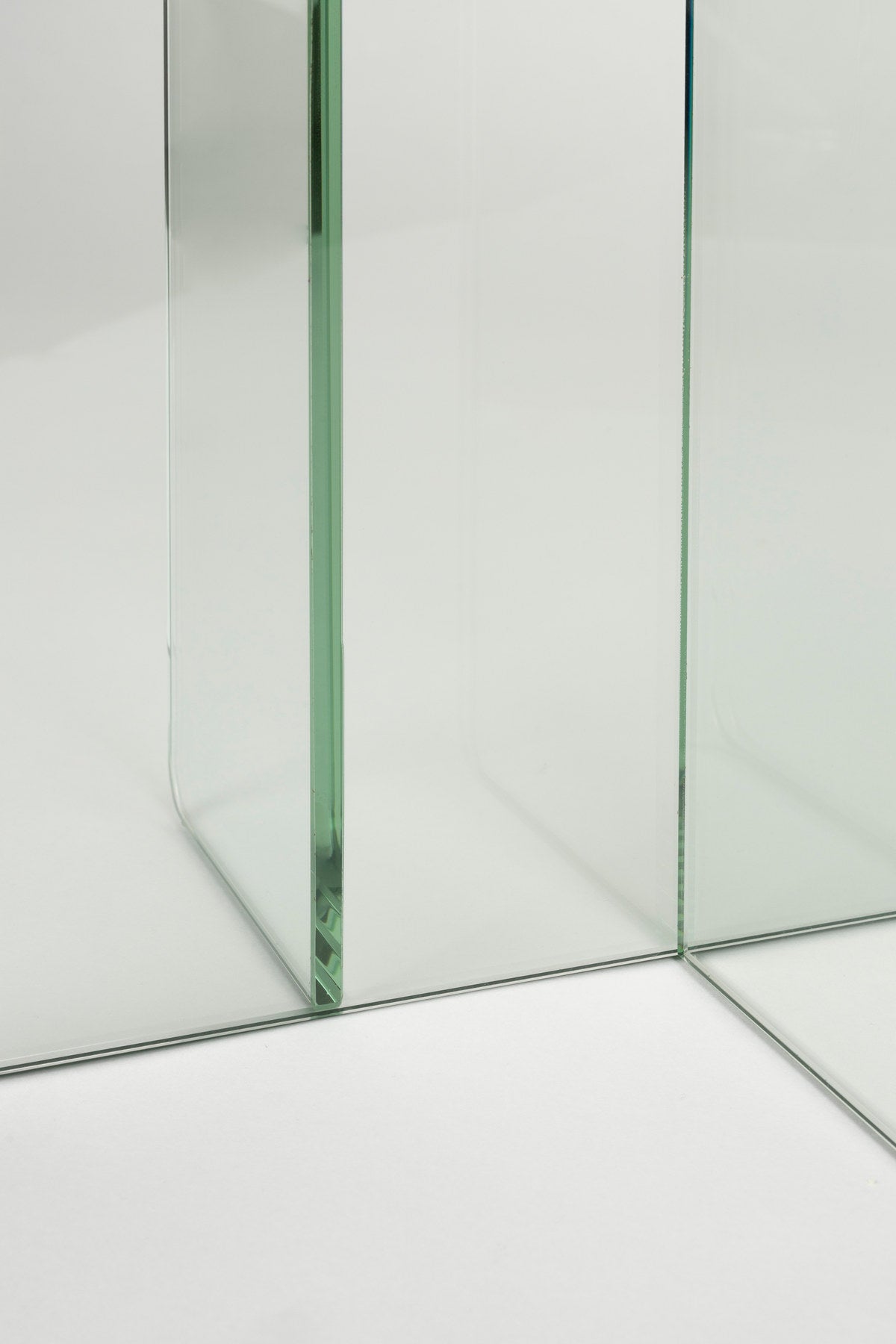 Glas-Beistelltisch Linea mit ovaler Platte und gekreuzten Paneelen