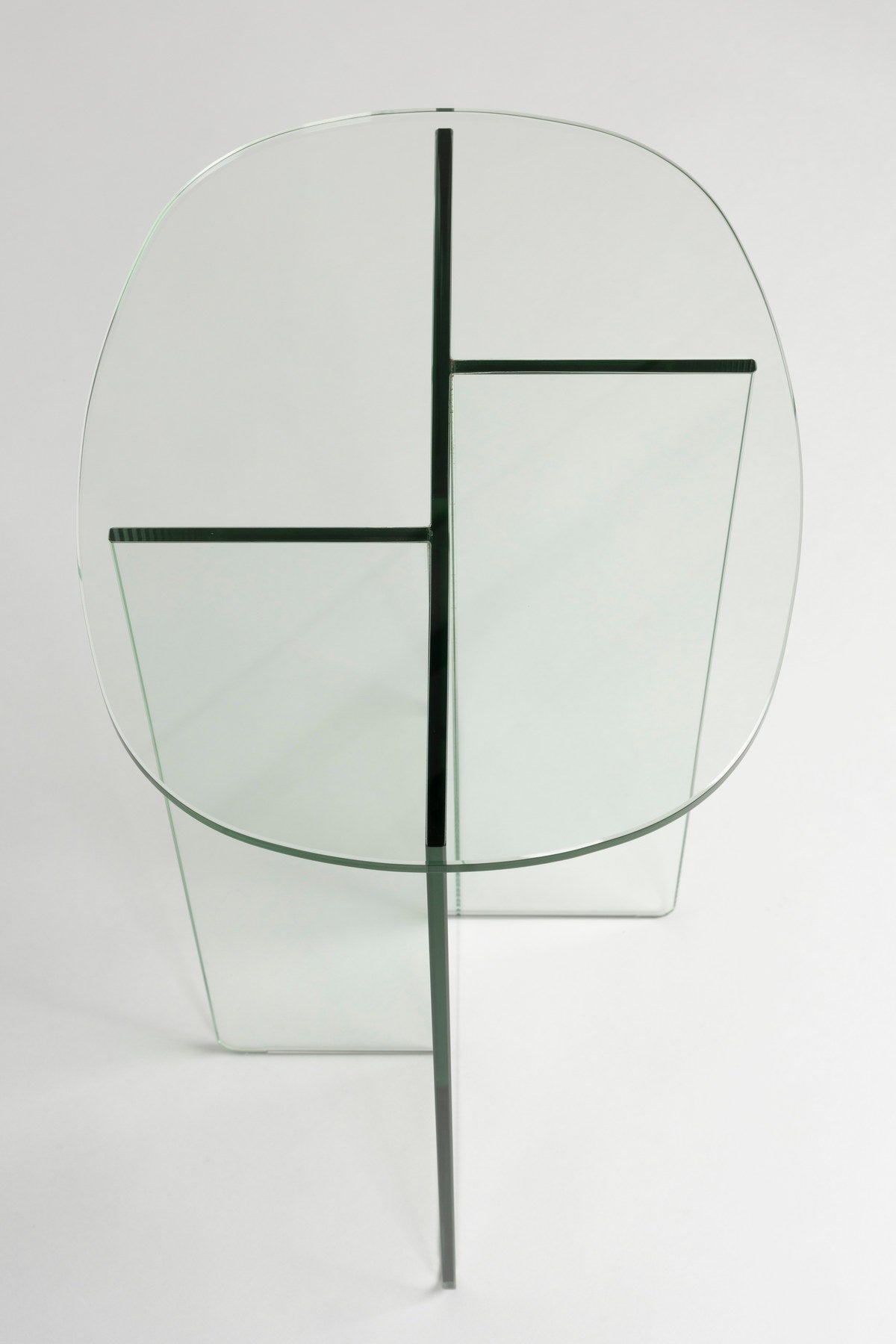 Glas-Beistelltisch Linea mit ovaler Platte und gekreuzten Paneelen