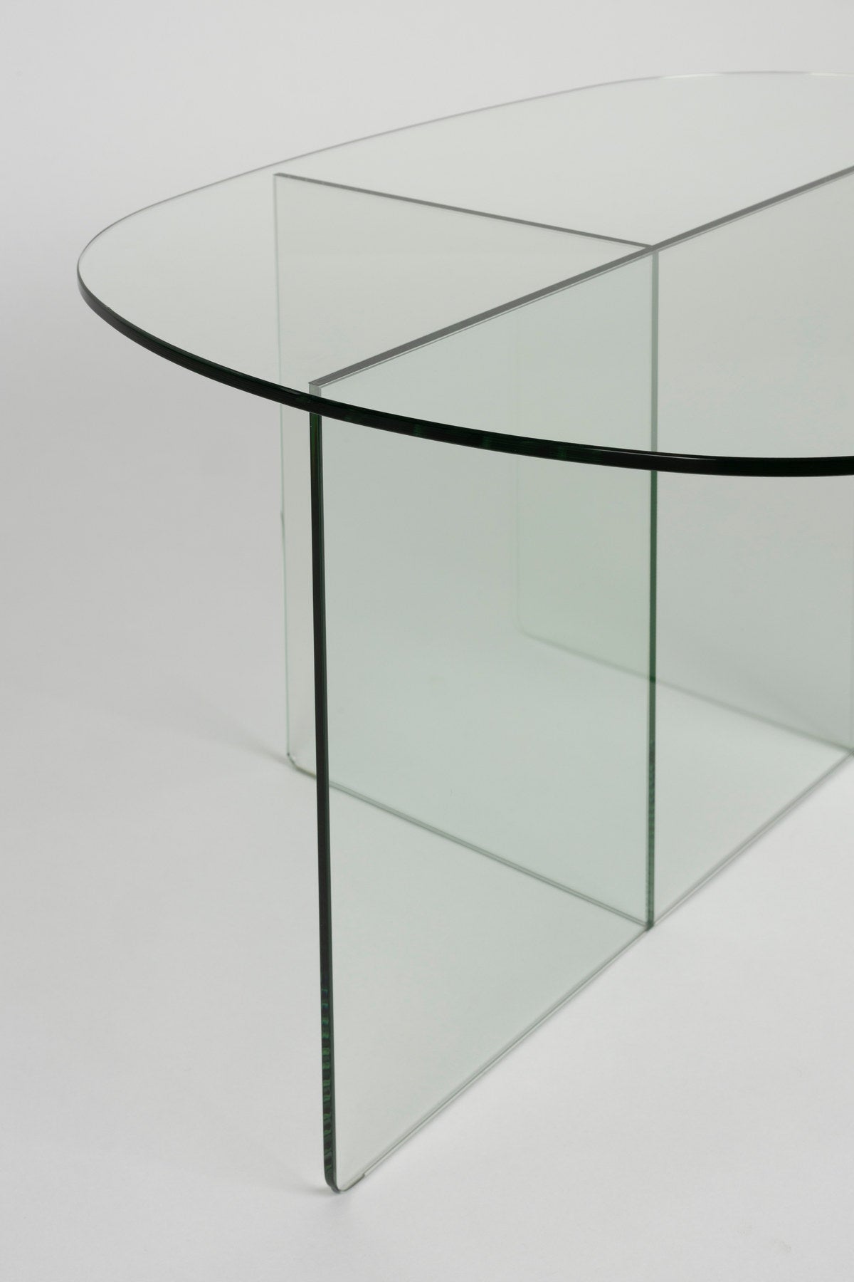 Ovaler Couchtisch Linea aus Glas mit gekreuzten Paneelen als Tischbasis, Zuiver
