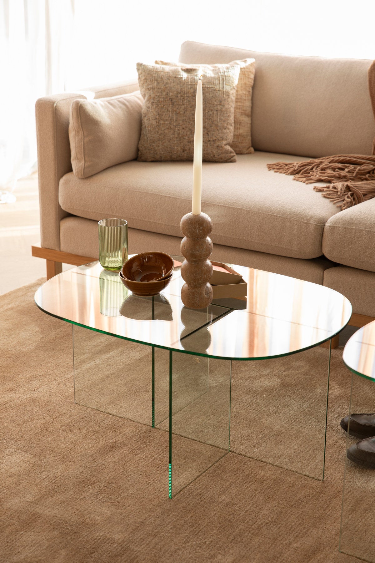 Ovaler Couchtisch Linea aus Glas mit gekreuzten Paneelen als Tischbasis, Zuiver
