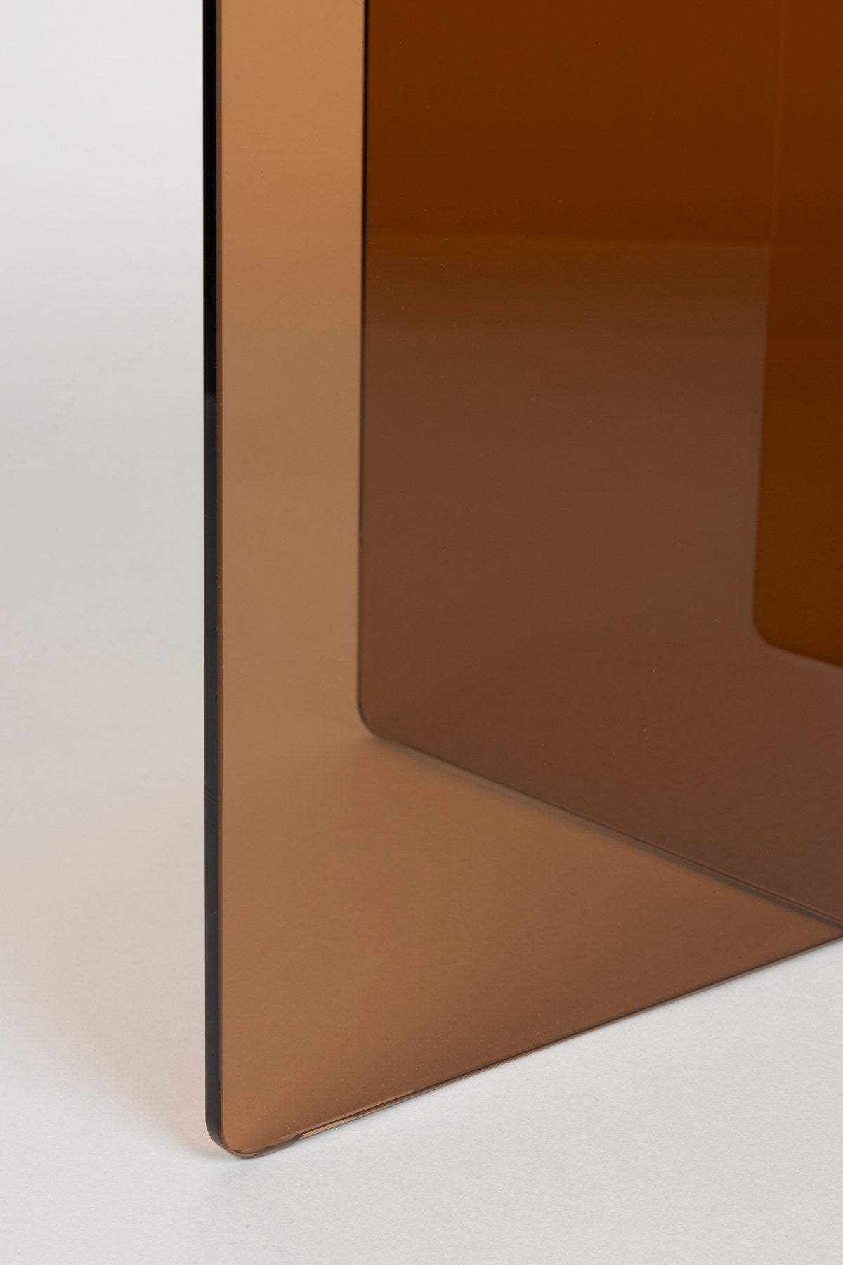 Ovaler Couchtisch Linea aus Glas mit gekreuzten Paneelen als Tischbasis, Zuiver