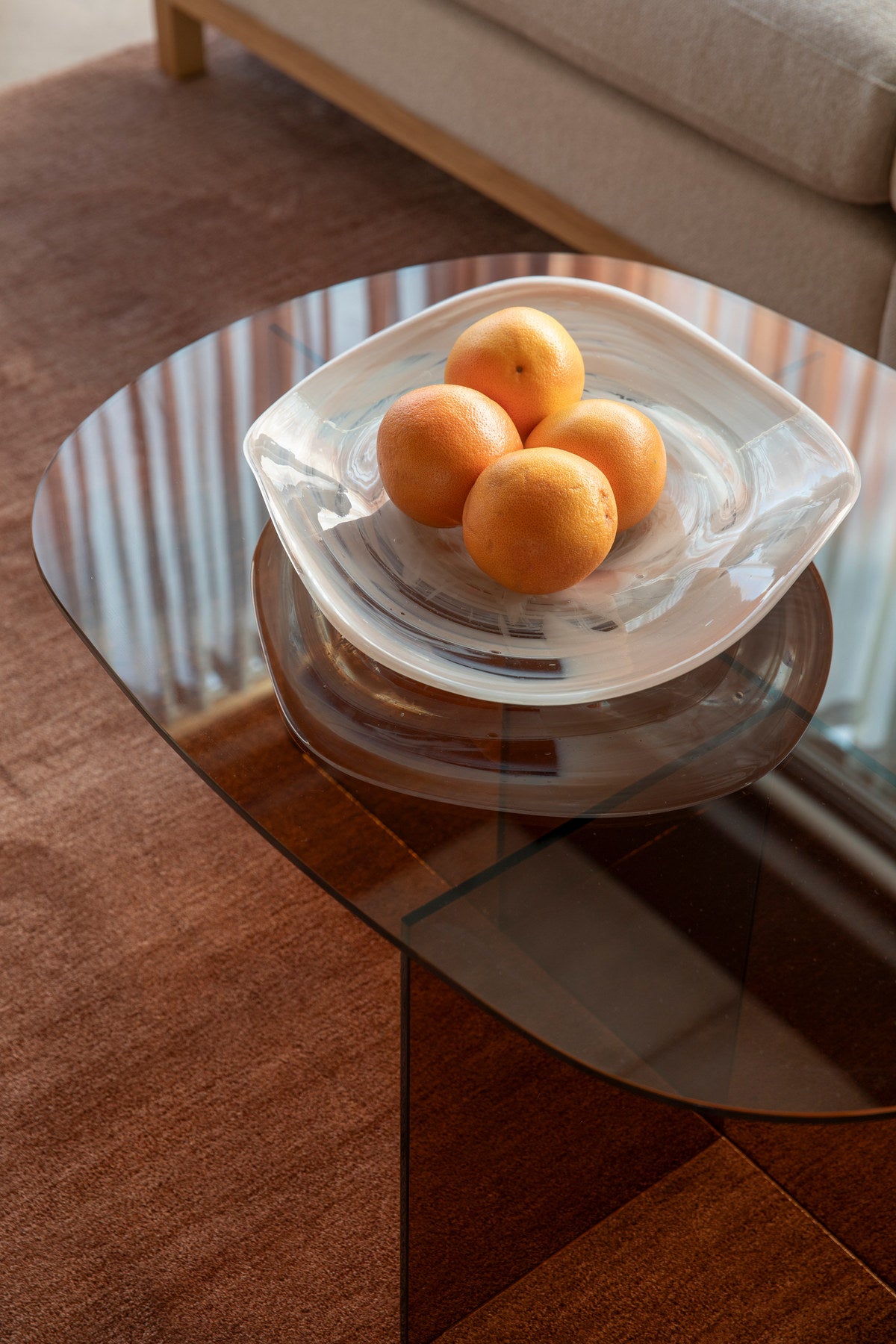 Ovaler Couchtisch Linea aus Glas mit gekreuzten Paneelen als Tischbasis, Zuiver