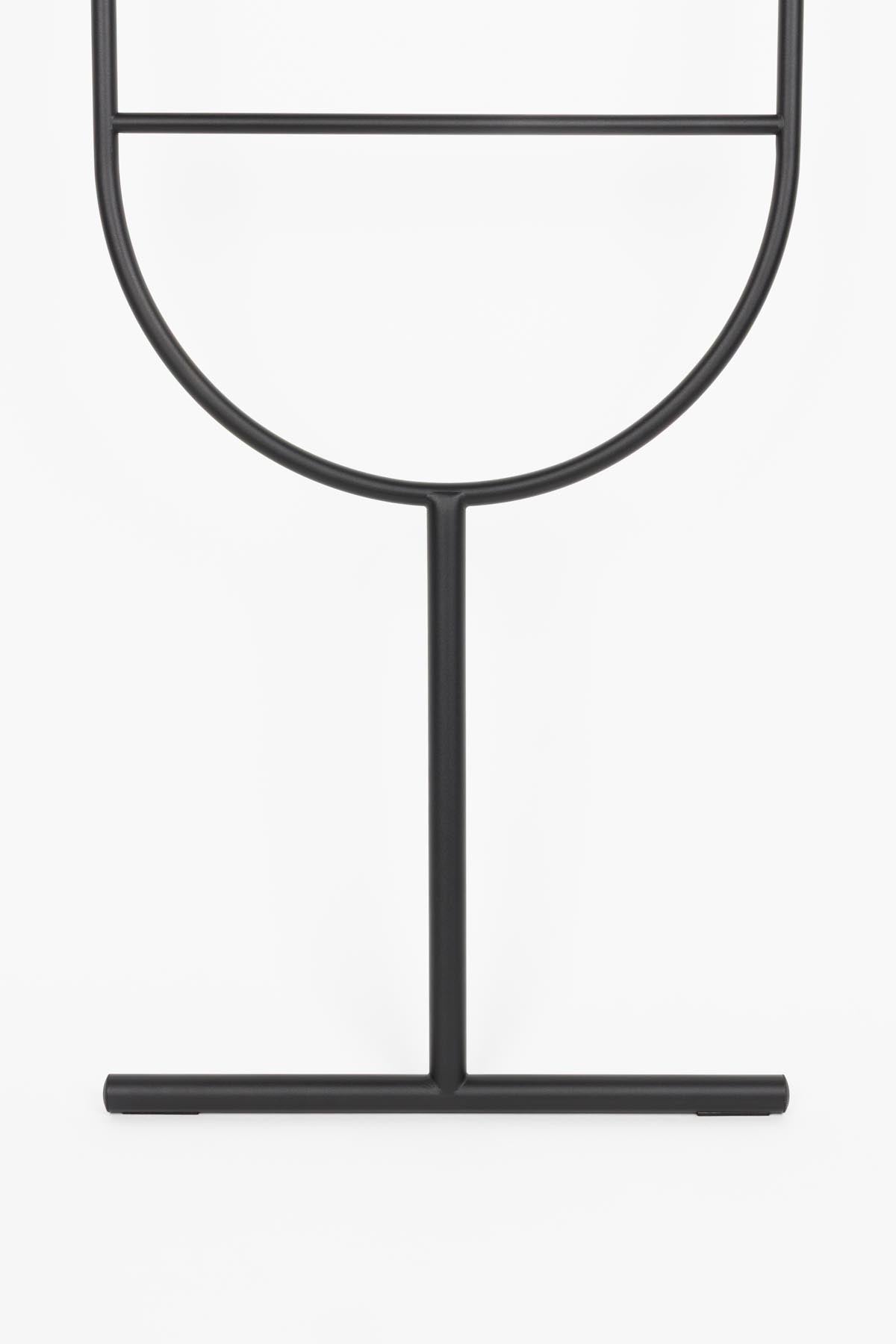 Leiter Tess in Schwarz präsentiert im Onlineshop von KAQTU Design AG. Kleiderständer ist von Zuiver