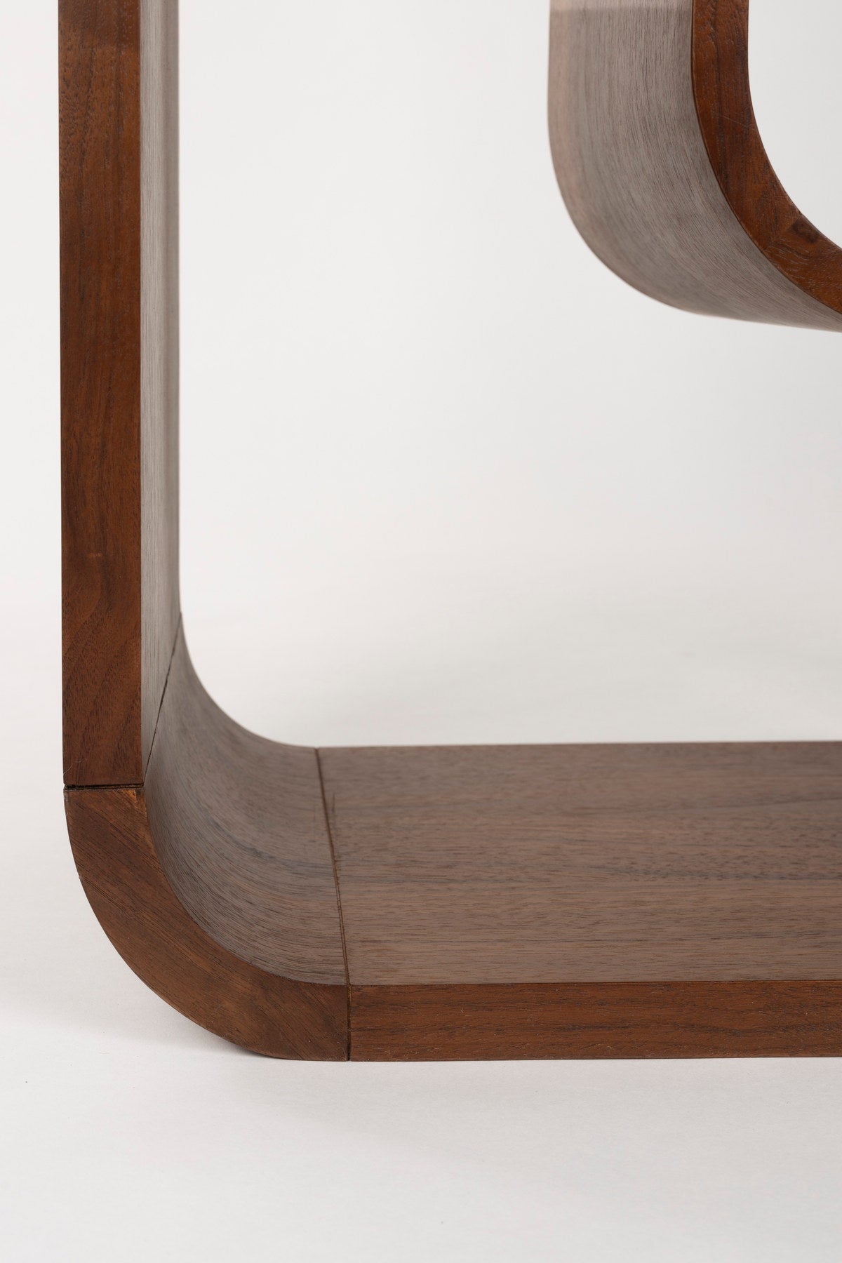 Seven Regal in Braun präsentiert im Onlineshop von KAQTU Design AG. Cabinet ist von Zuiver