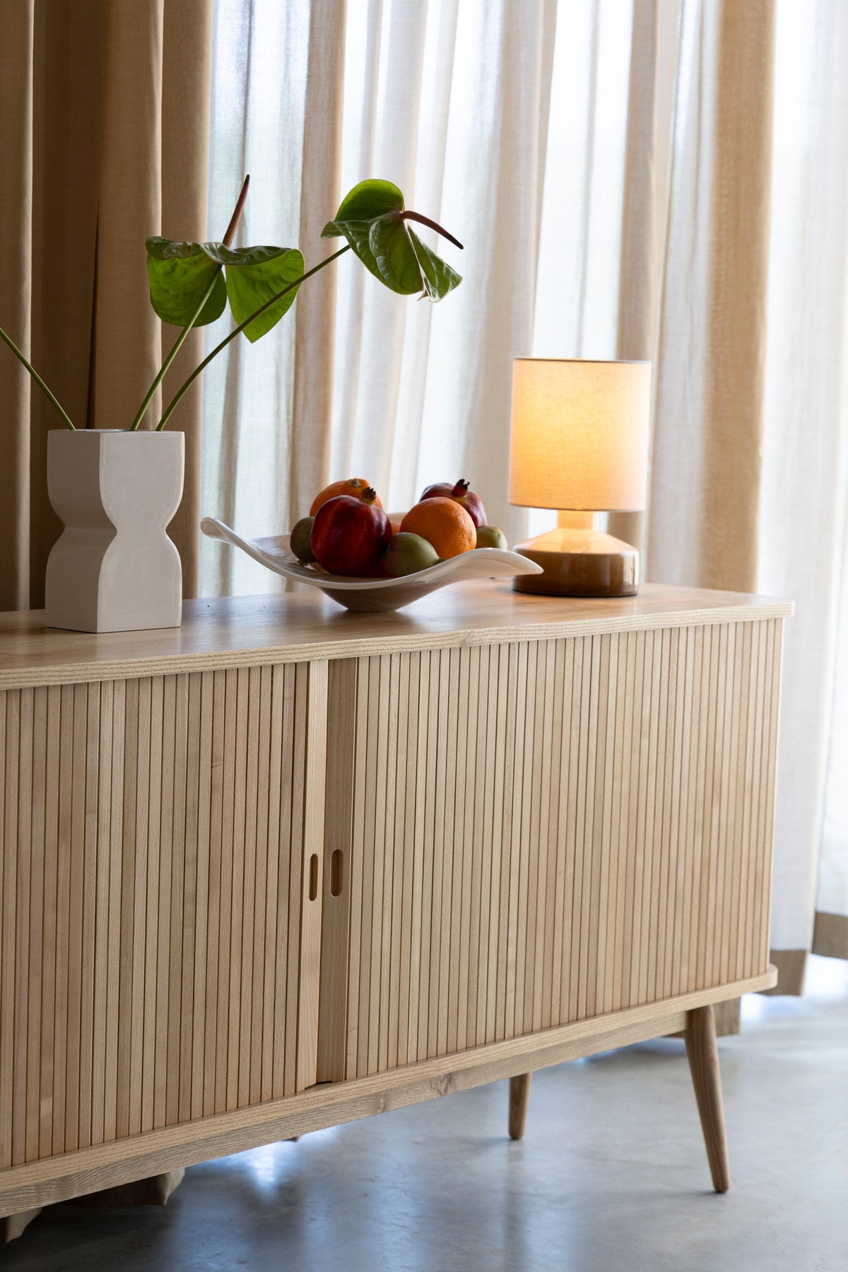 Sideboard Barbier von Zuiver mit Holzfurnier, Lamellen-Schiebetüren und Beinen