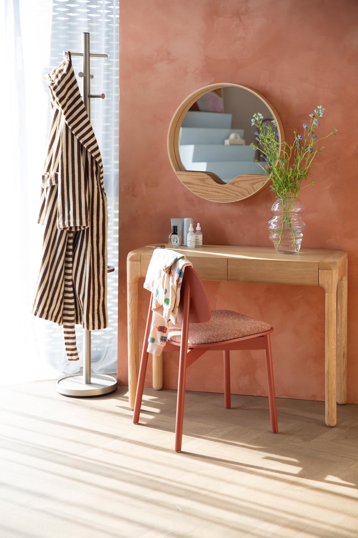 Stuhl Sunrise in Rot präsentiert im Onlineshop von KAQTU Design AG. Stuhl ist von Zuiver